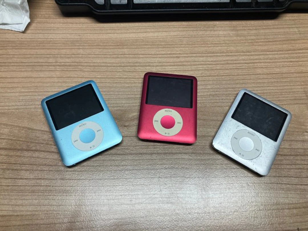 Apple - iPod Nano (2nd generation) 3 pcs ,3 working ,1...