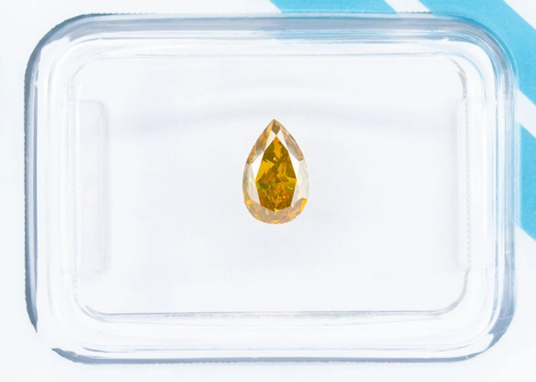 No reserve price - 1 pcs Diamond (Natural coloured)...