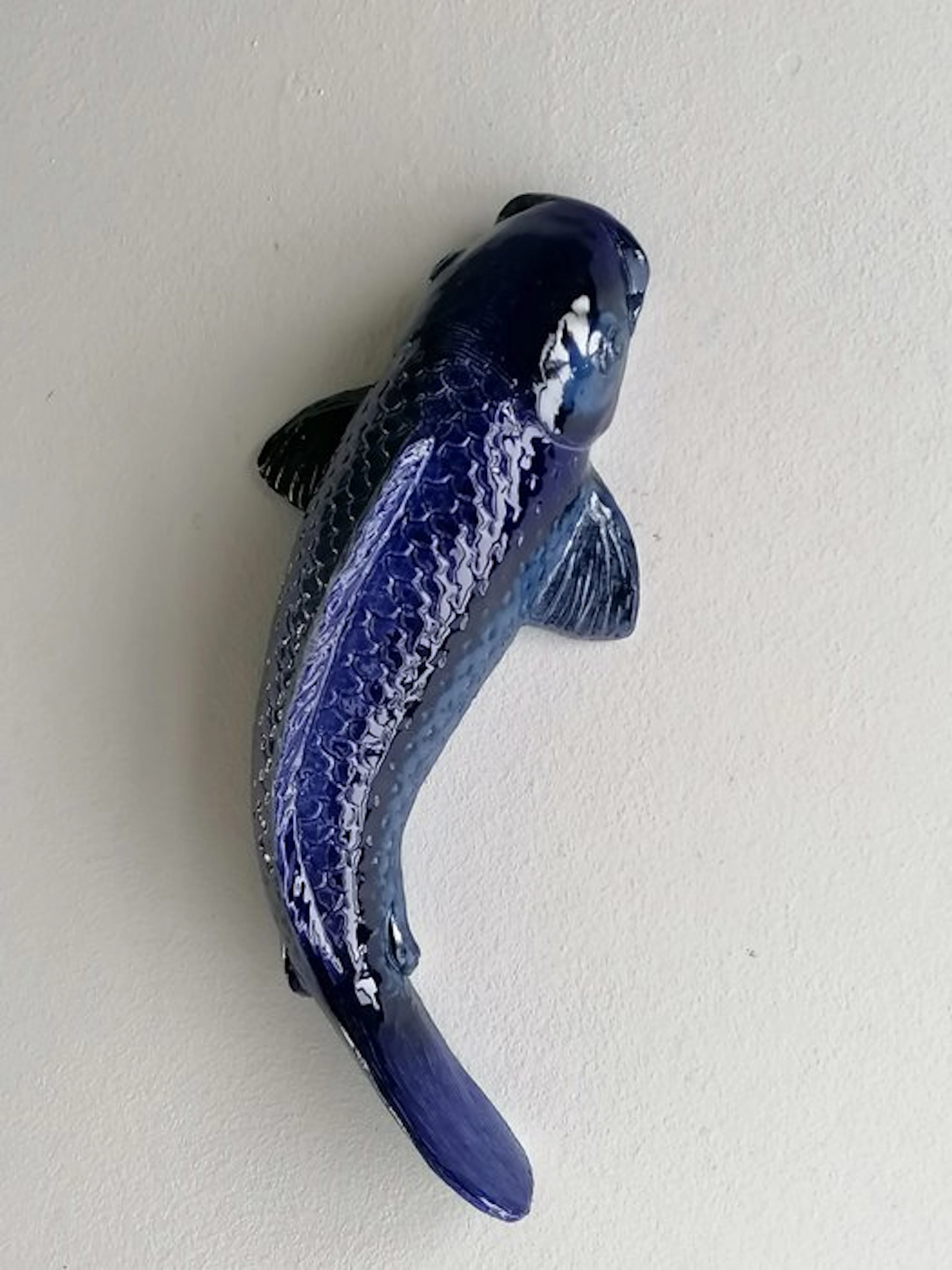 Vanessa Bonino - Sculpture, Blue Koi carp - 35 cm - Majolica - 2026