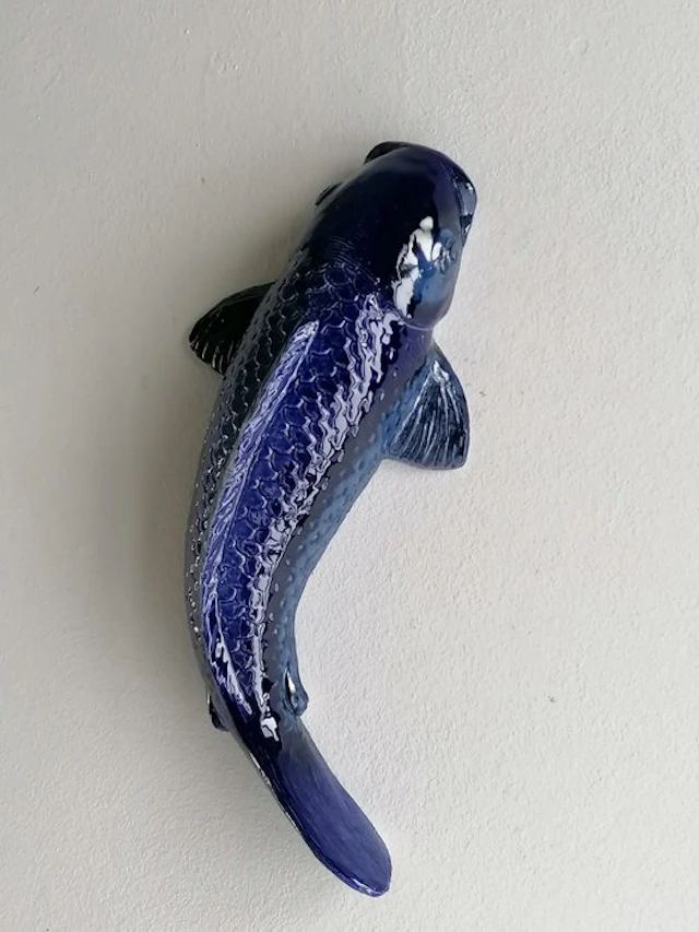 Vanessa Bonino - Sculpture, Blue Koi carp - 35 cm - Majolica - 2026