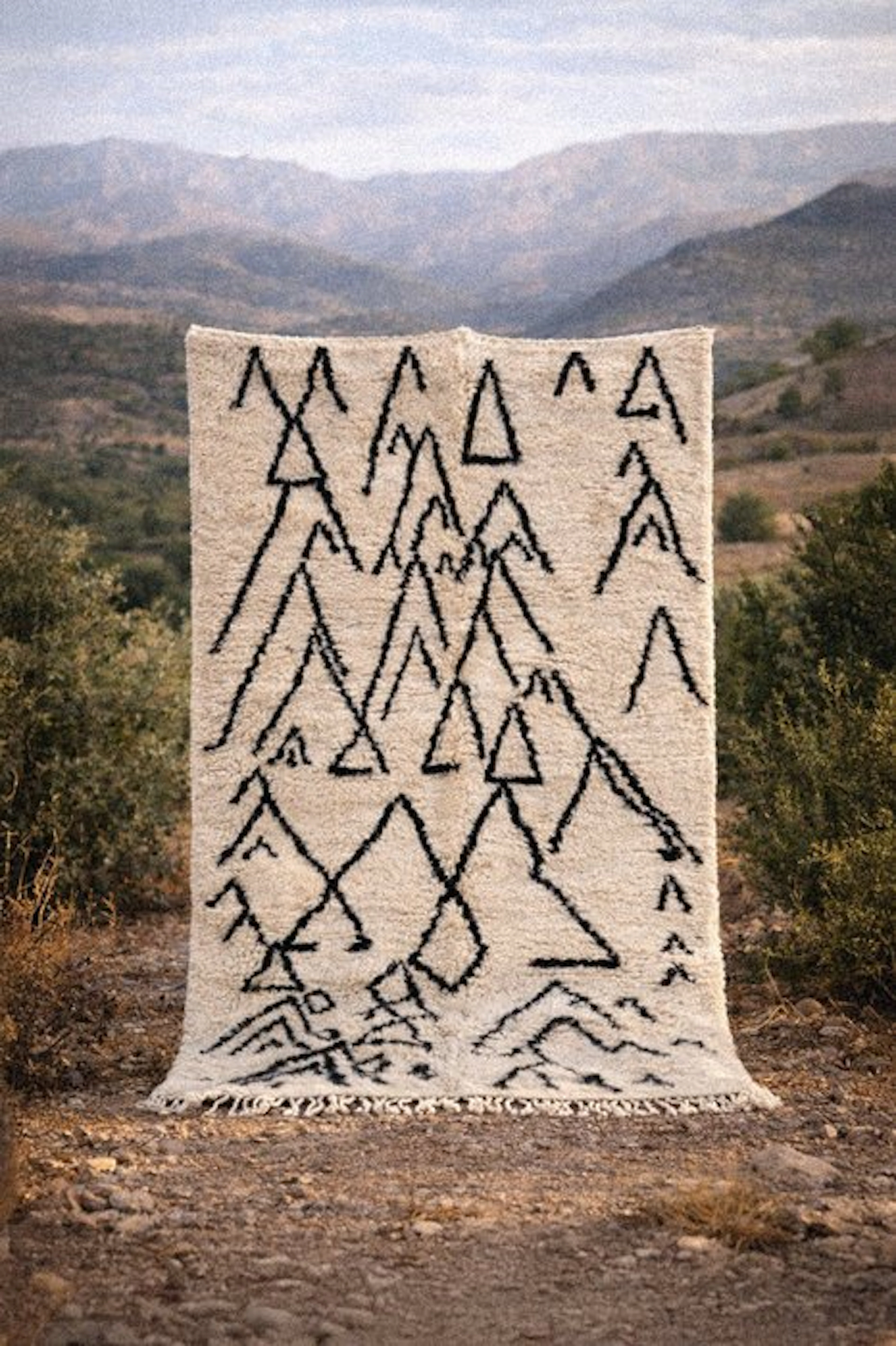 Karpet - Handmade black-and-white Beni Ouatain Berber rug...