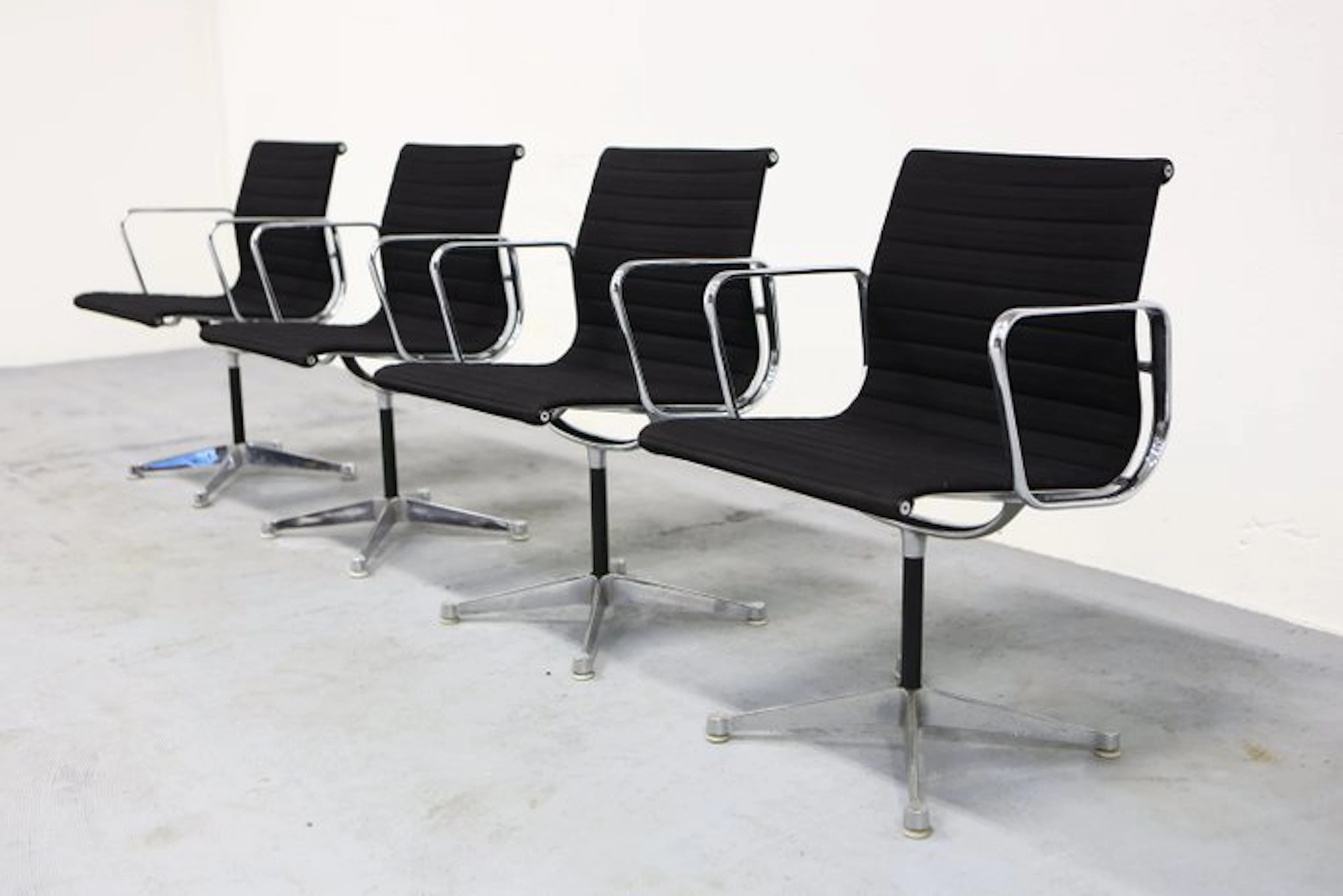 Herman Miller - Charles & Ray Eames - Dining room chair (4) - EA107 - Aluminium