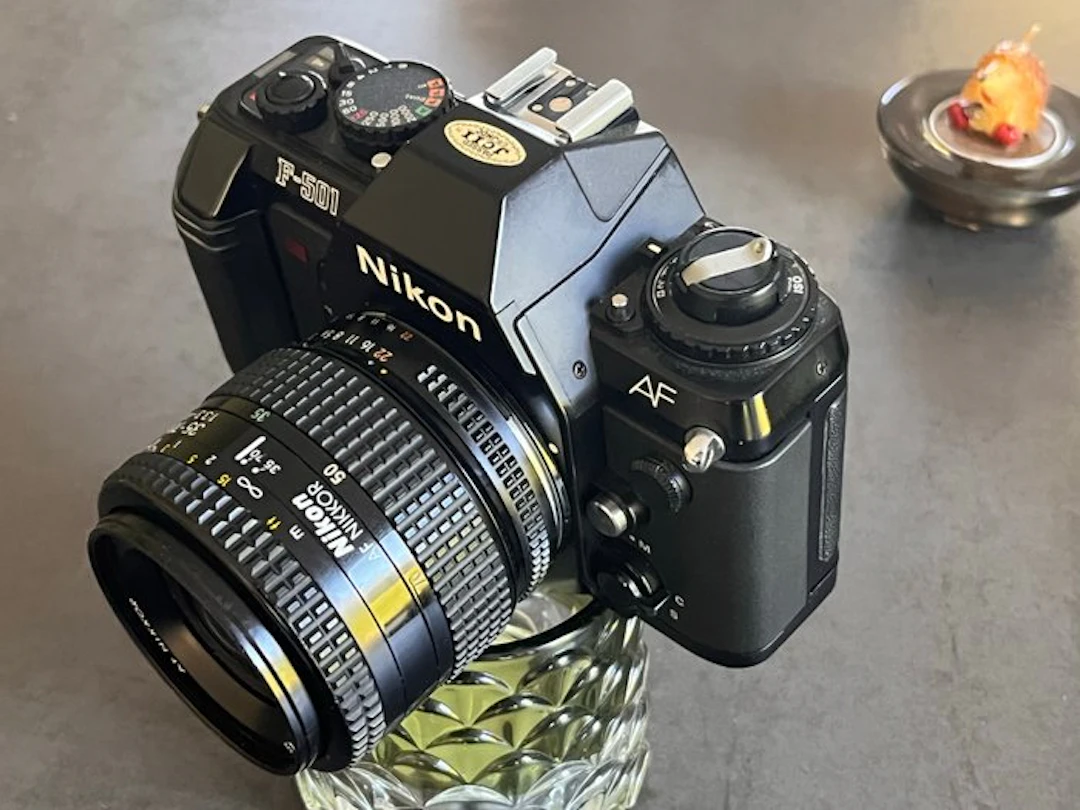 Nikon F-501 + Nikkor 35-70mm zoomlens. Analogue camera