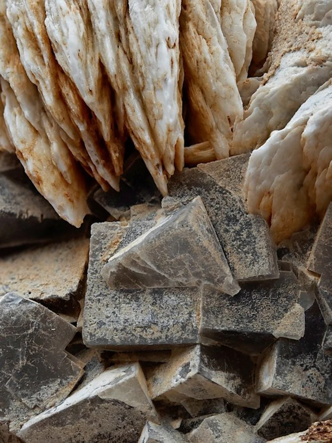 FLUORITE AESTHETICS with BARITE LAMINAE