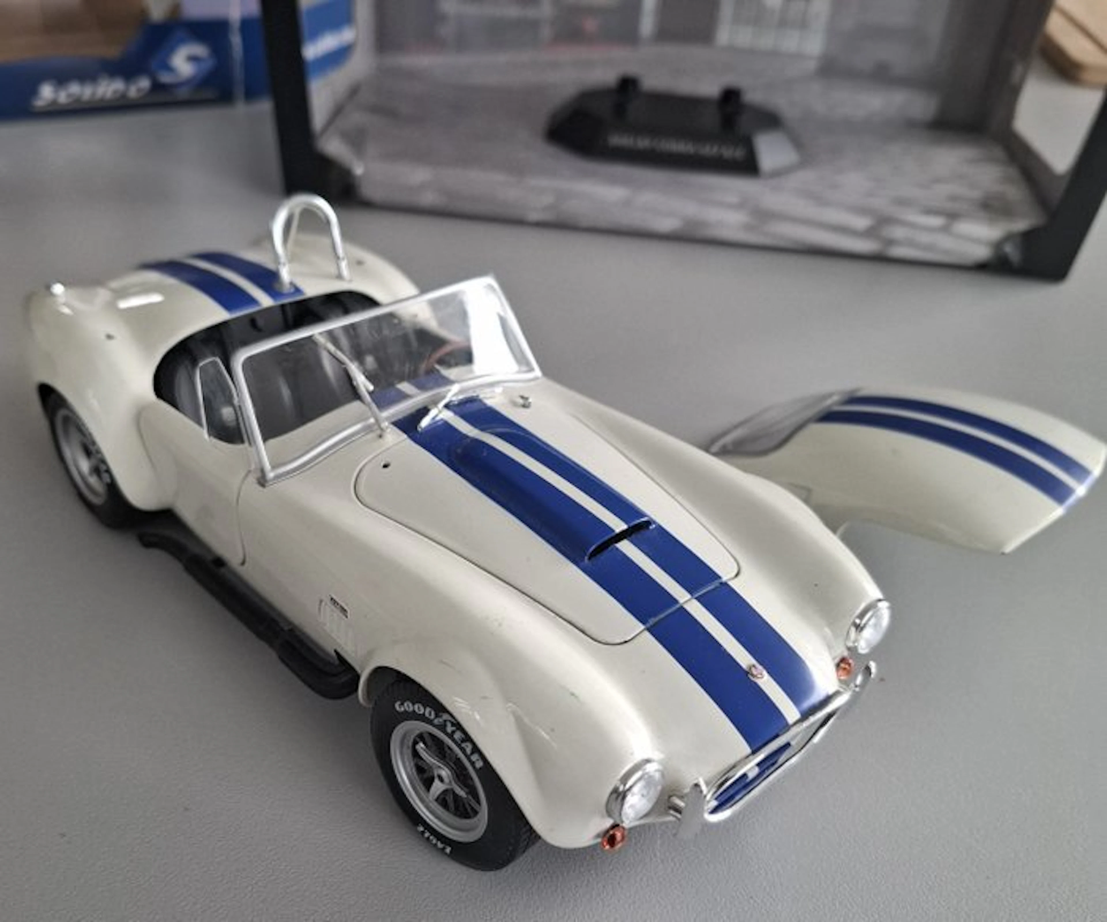 Solido 1:18 - Model car - Shelby Cobra 427 S/C