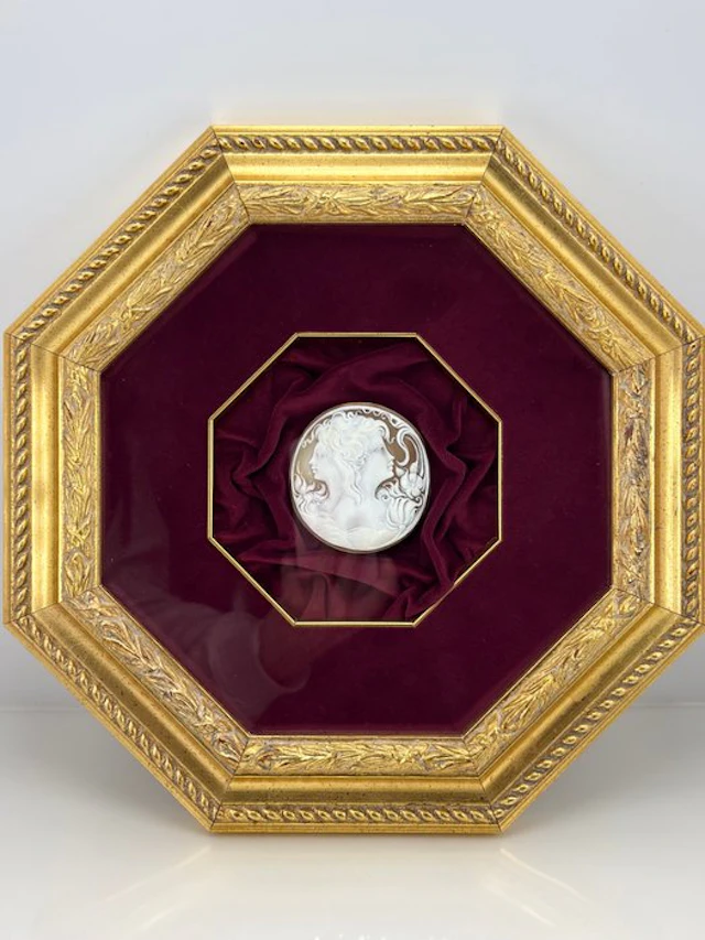 Cassis madagascariensis - Cameo - Hand-engraved cameo