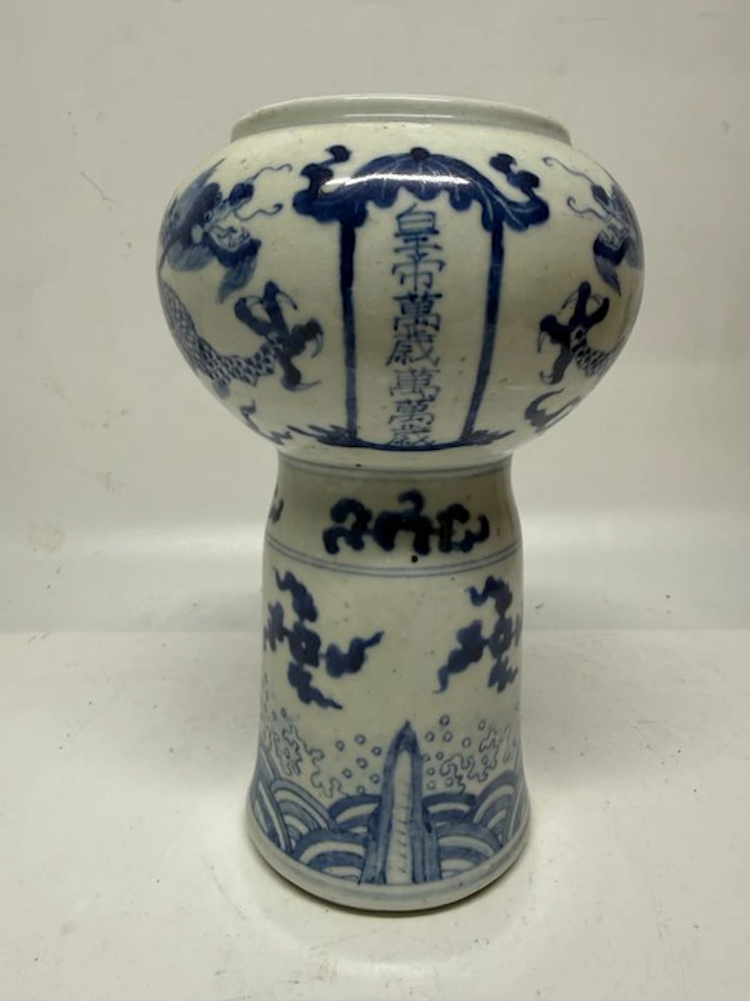 Vase with lid in white and blue porcelain - Landscape and...