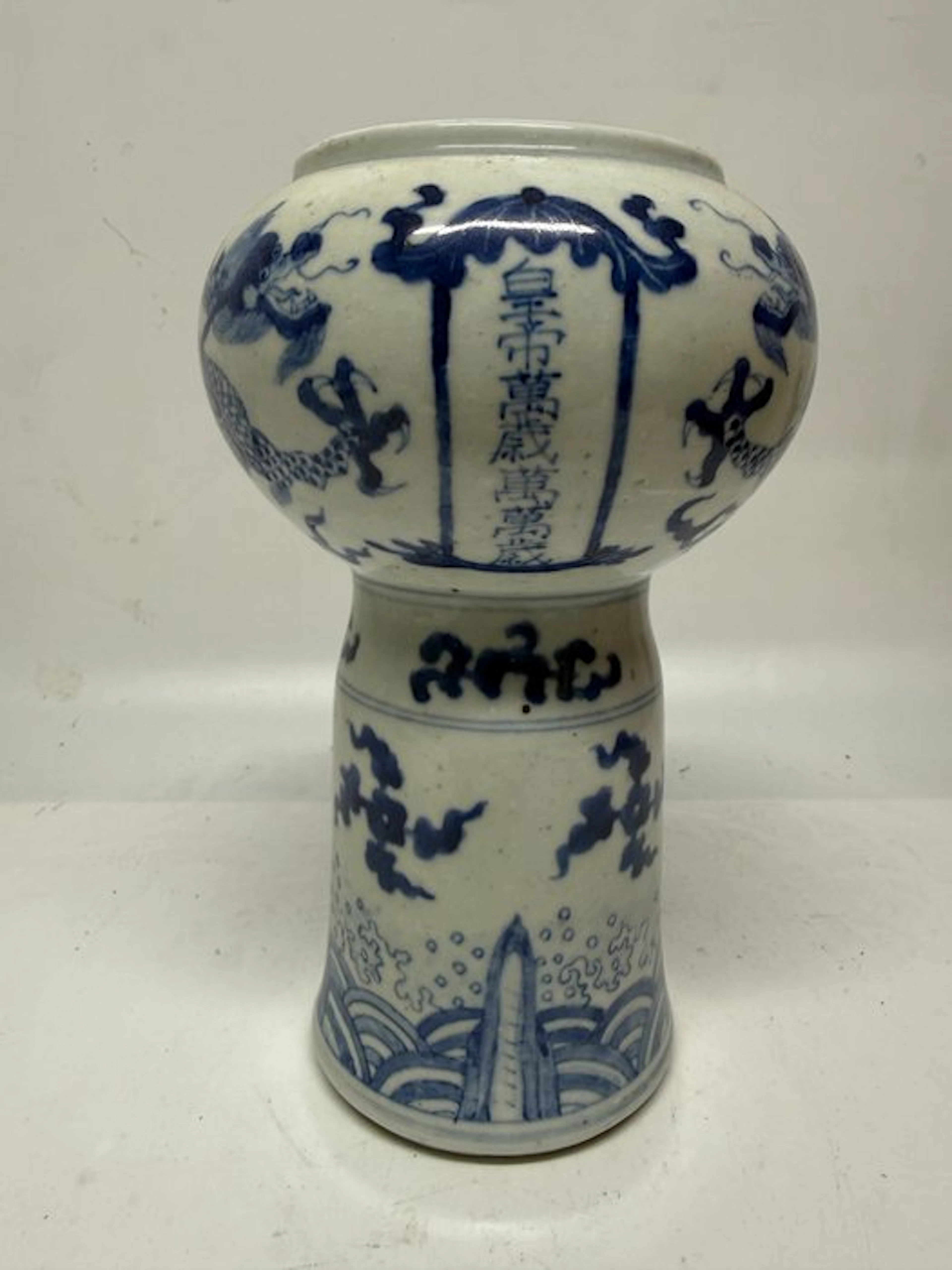 Vase with lid in white and blue porcelain - Landscape and...