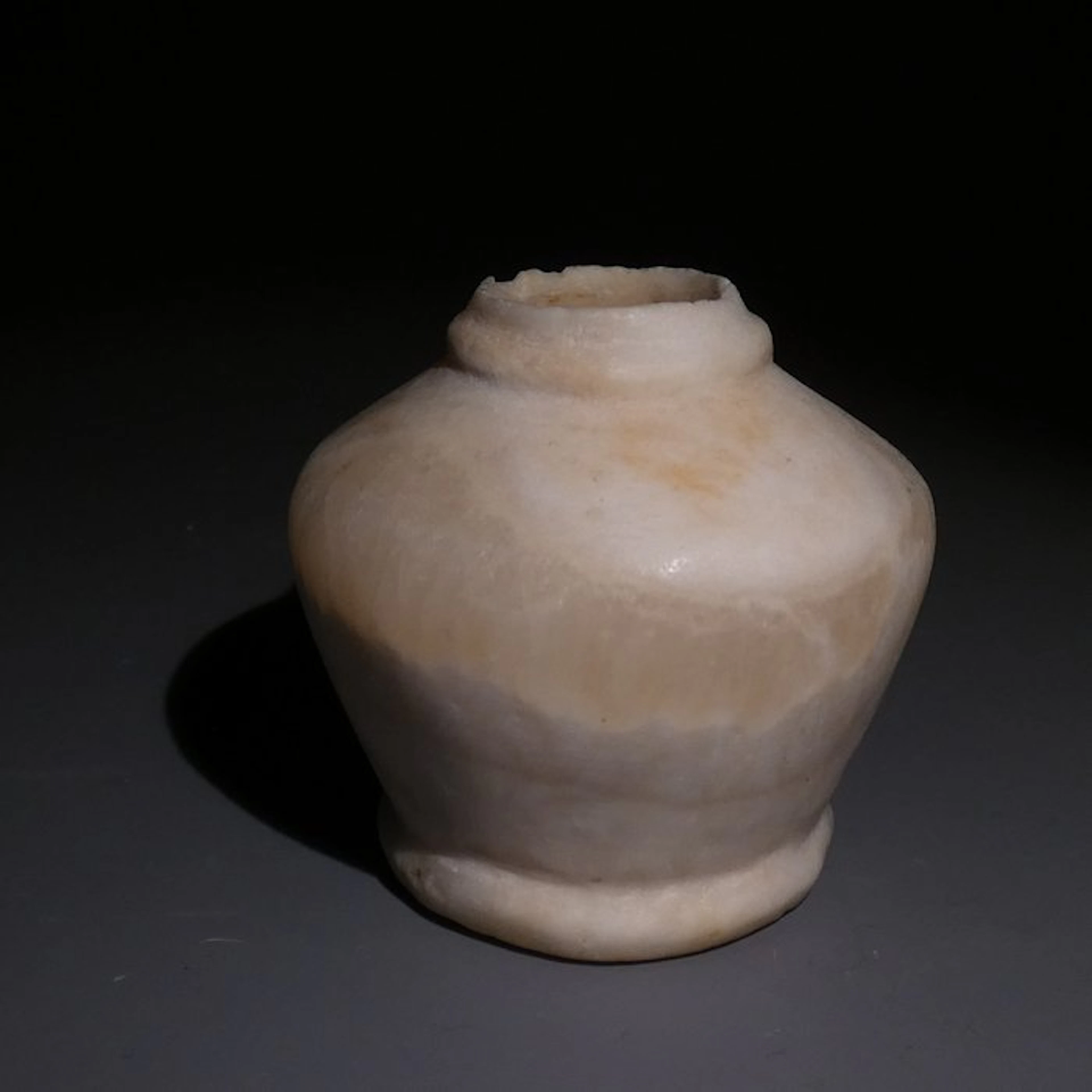 Ancient Egyptian Alabaster Kohl Jar. 4,7 cm H. New Kingdom, 1550 - 1070 BC