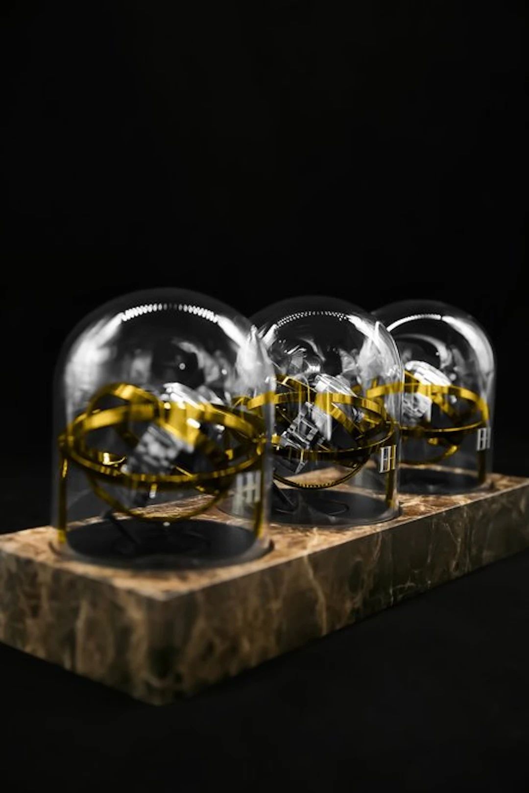 The Voyager III 'C-3PO' watch winder - Gold Rings & Brown...