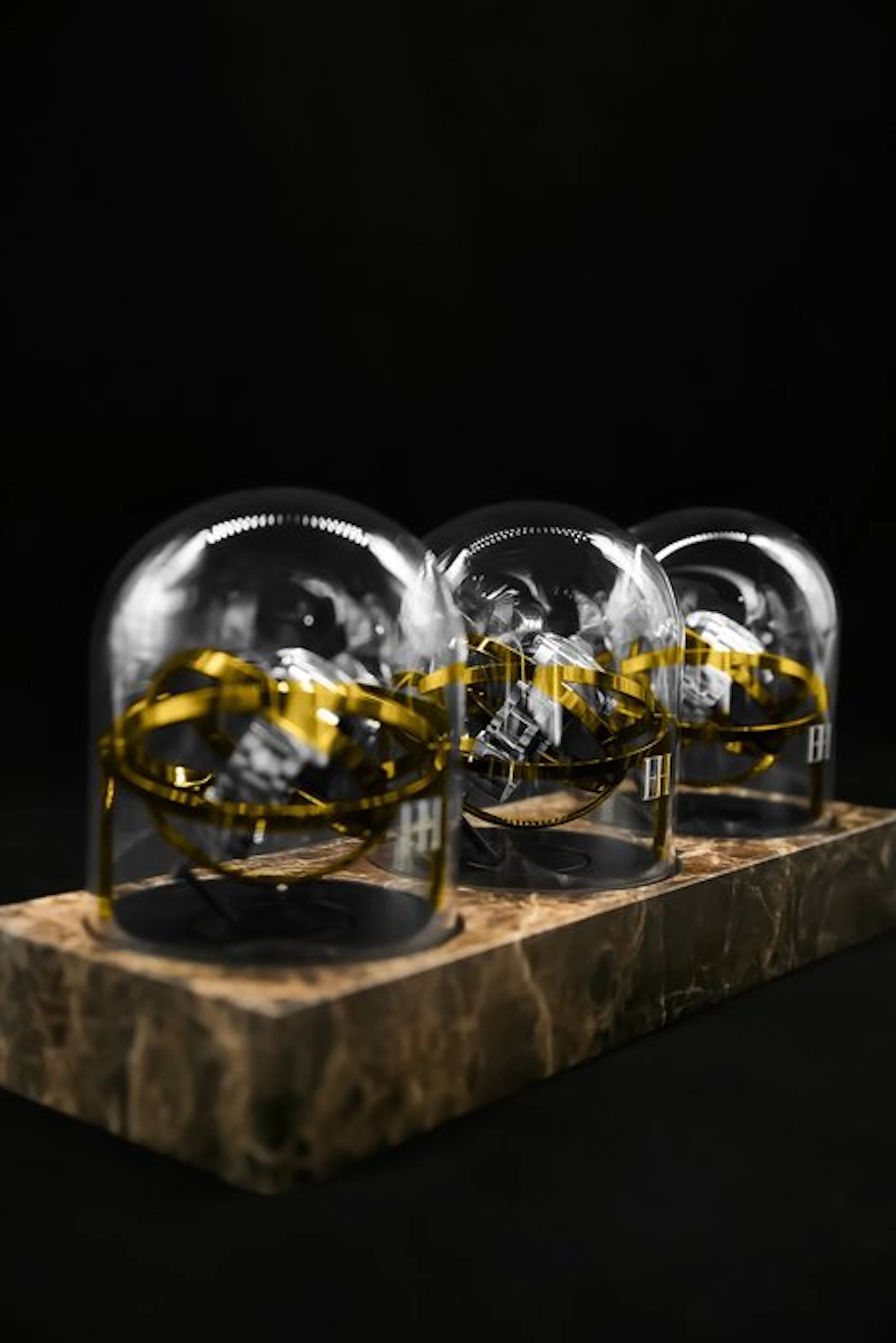 The Voyager III 'C-3PO' watch winder - Gold Rings & Brown...