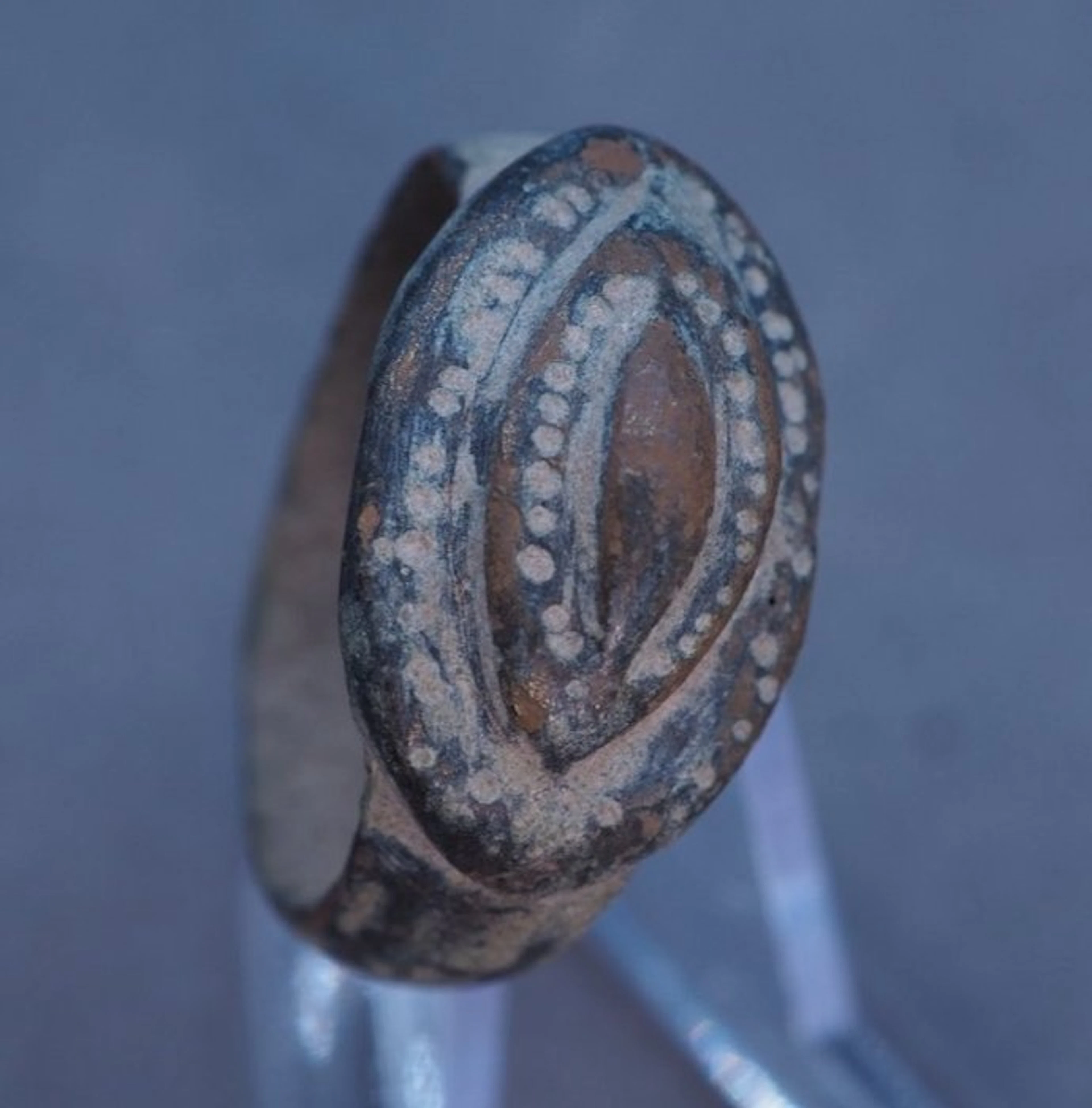Ancient Roman Bronze Ring with a Stylised Vulva, symbol of Fertility - 23 mm