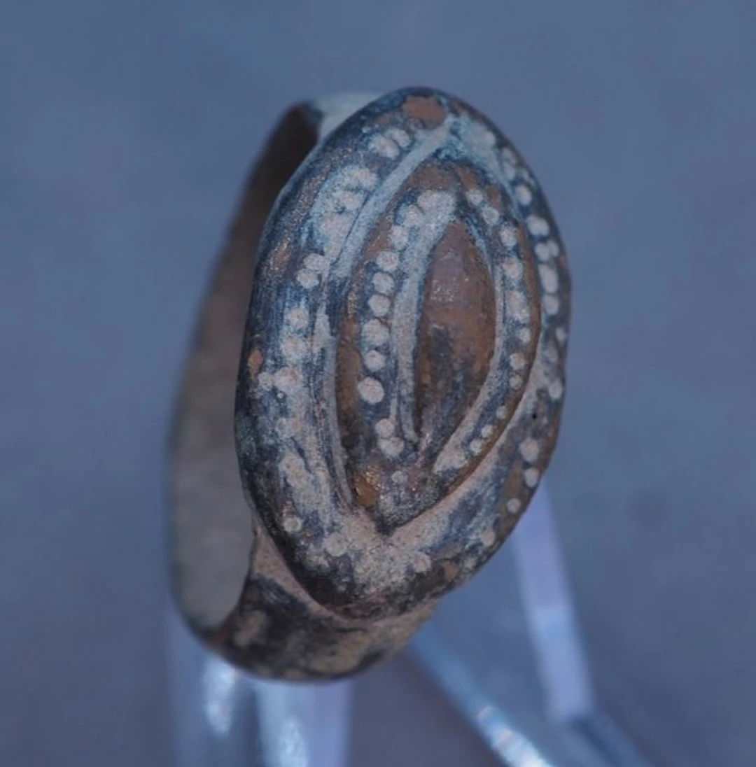 Ancient Roman Bronze Ring with a Stylised Vulva, symbol of Fertility - 23 mm