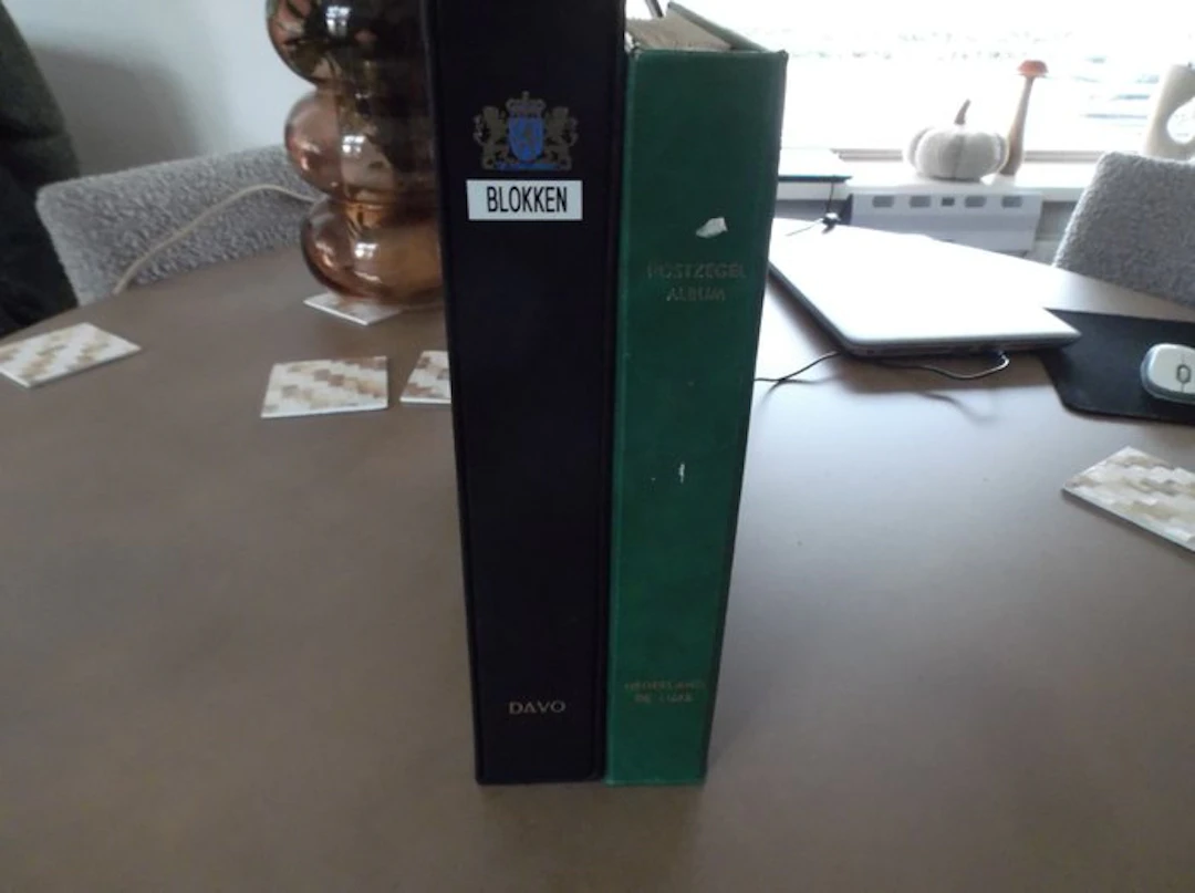 Netherlands 1945/1989 - Collection in 2 luxury albums.