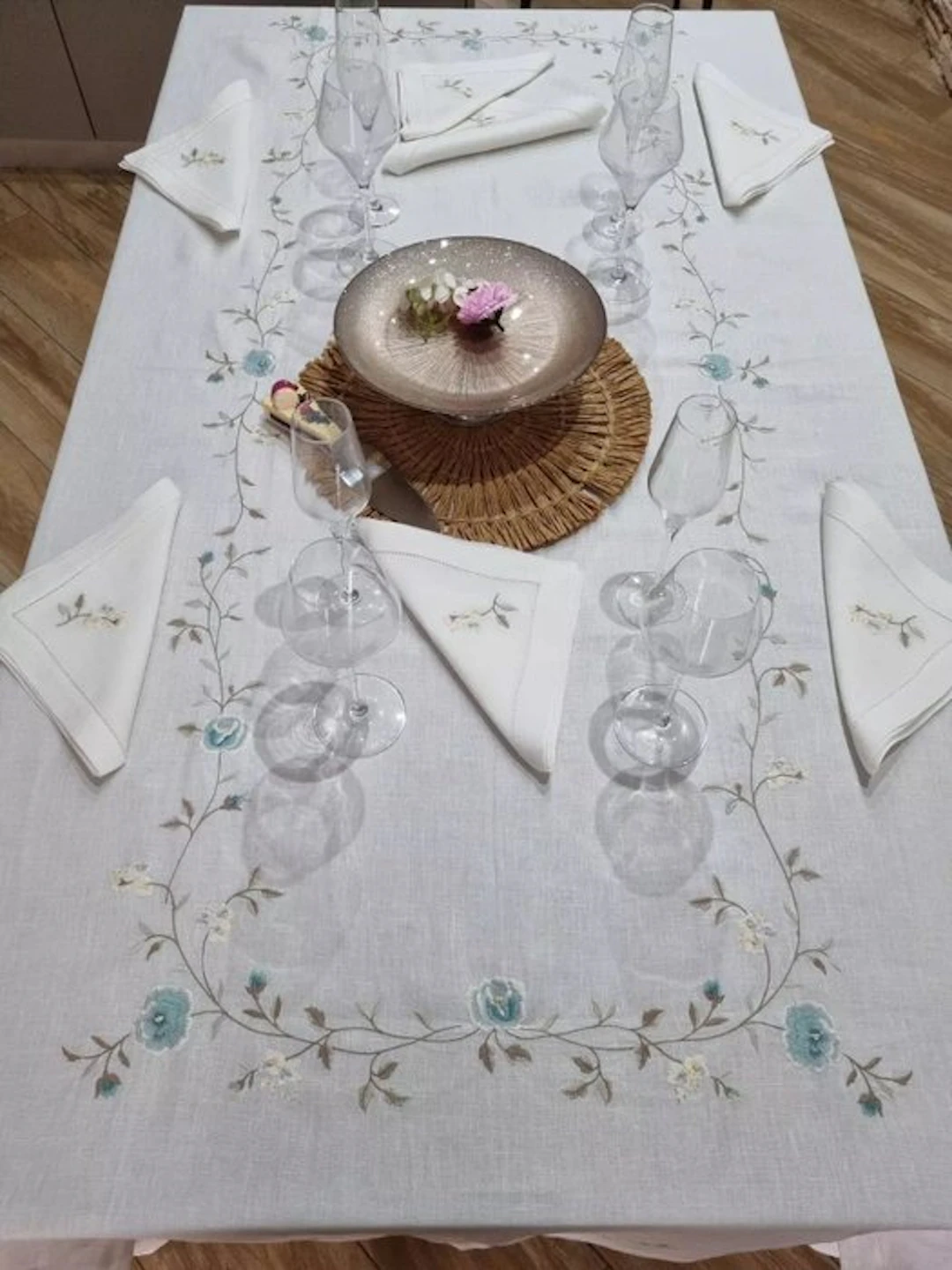 Tovaglia in puro lino con ricamo a macchina e rifinitura...