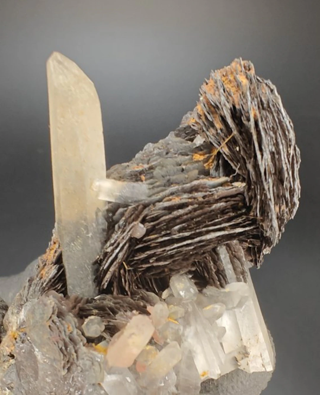 Hematite & Quartz Crystals on matrix - Height: 6 cm - Width: 5 cm- 107 g