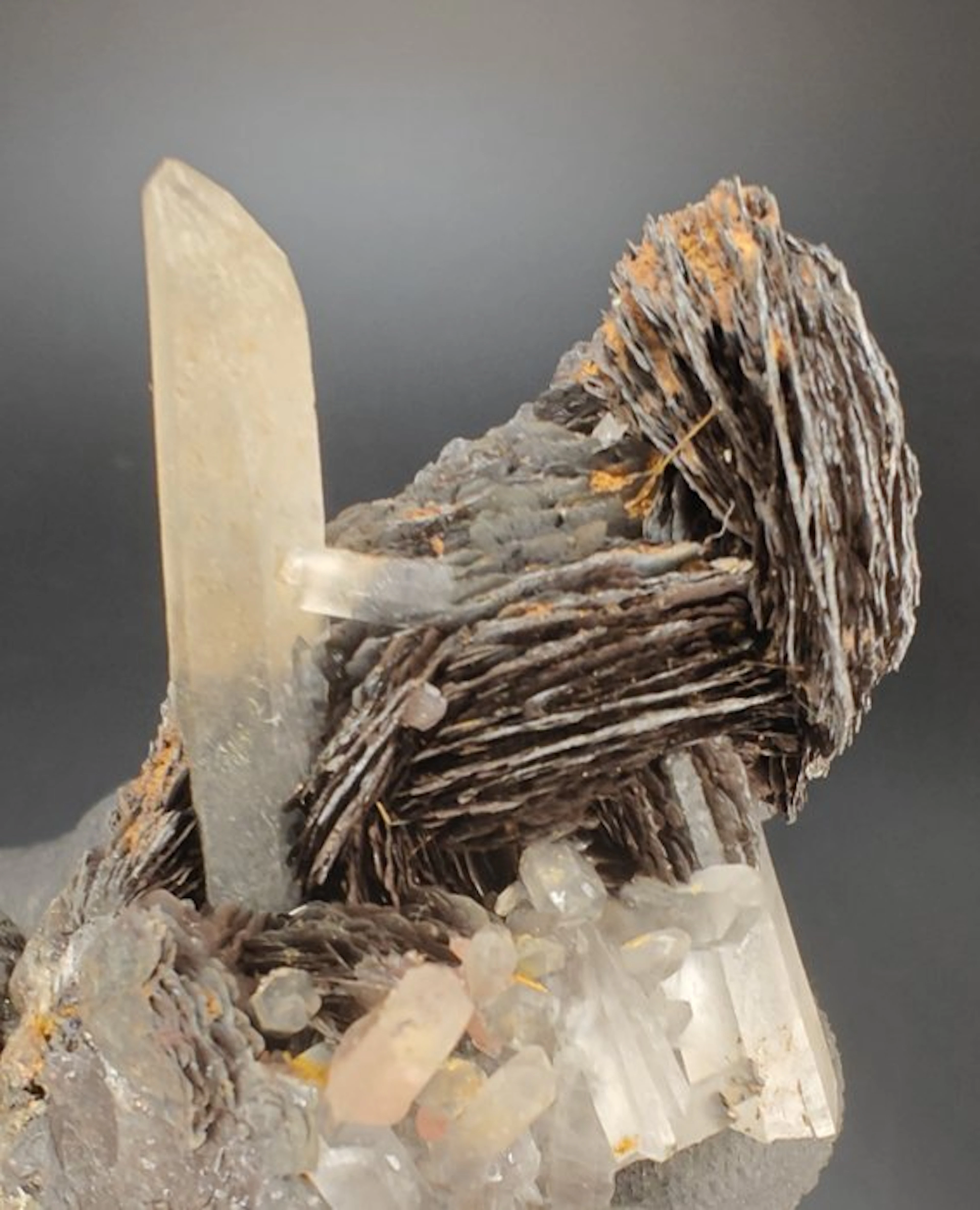 Hematite & Quartz Crystals on matrix - Height: 6 cm - Width: 5 cm- 107 g