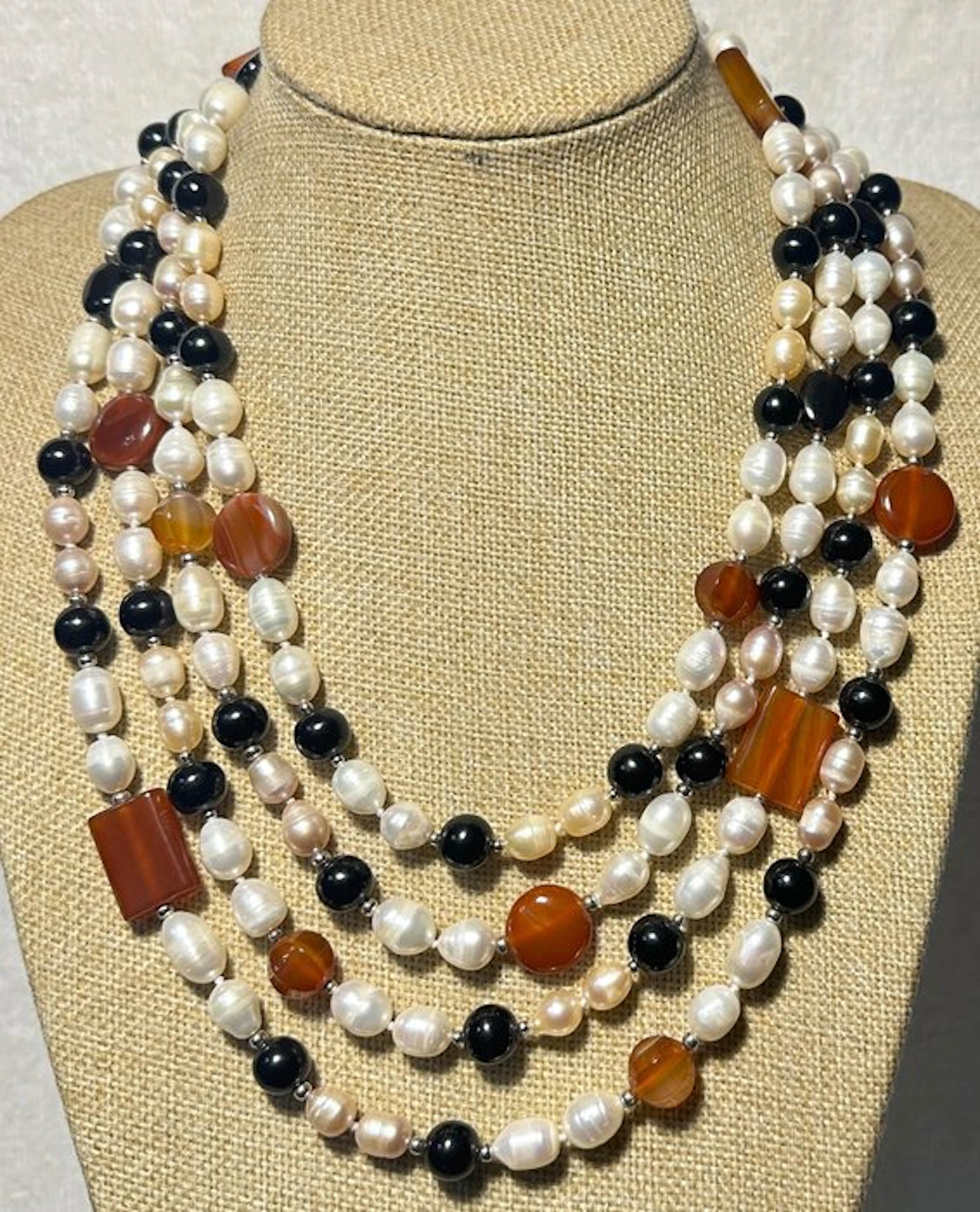 Pearls (white and pink) cultured freshwater