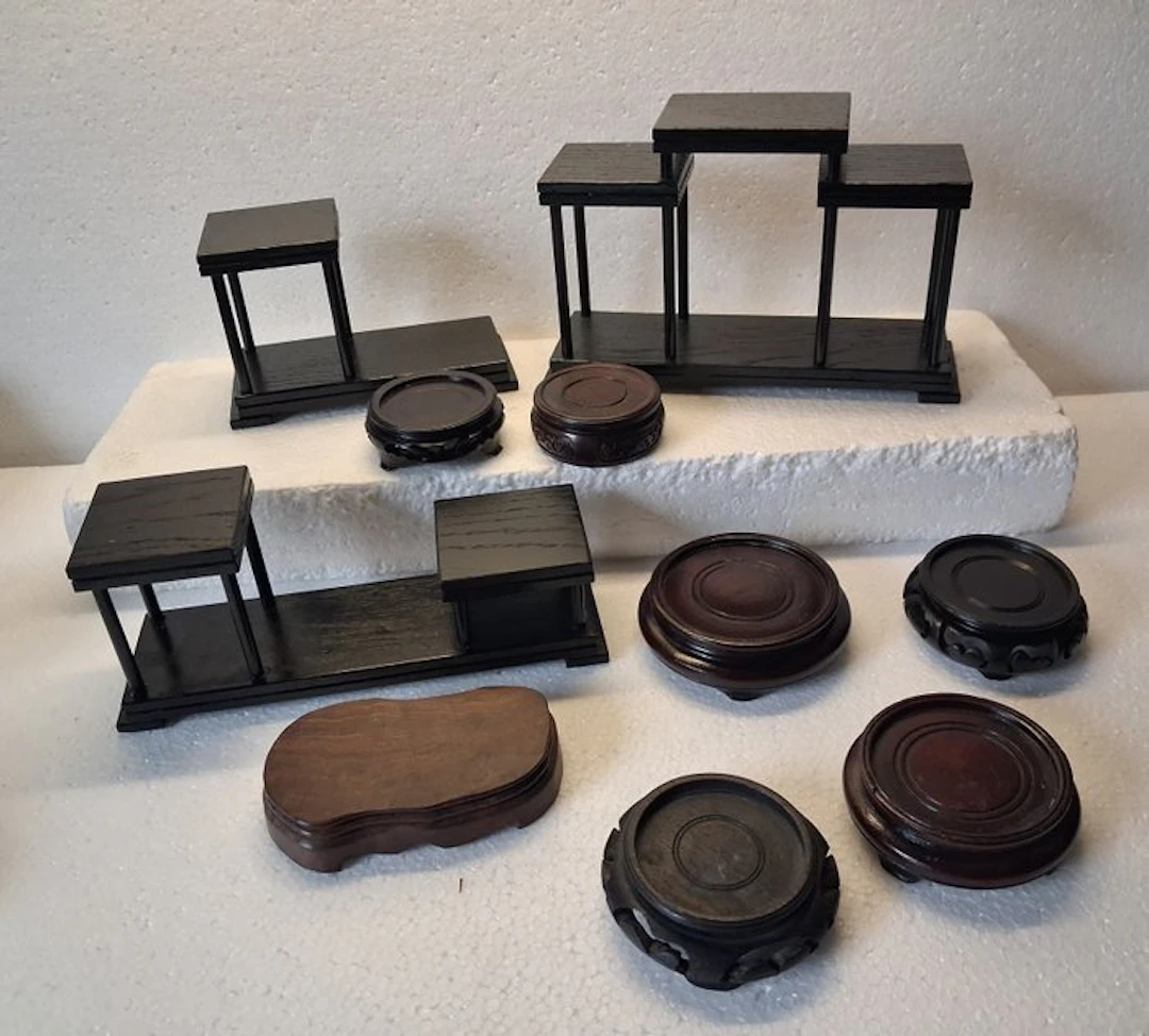 Stand - Wood, 10 diverse displays, stands, coasters - China (No reserve price)