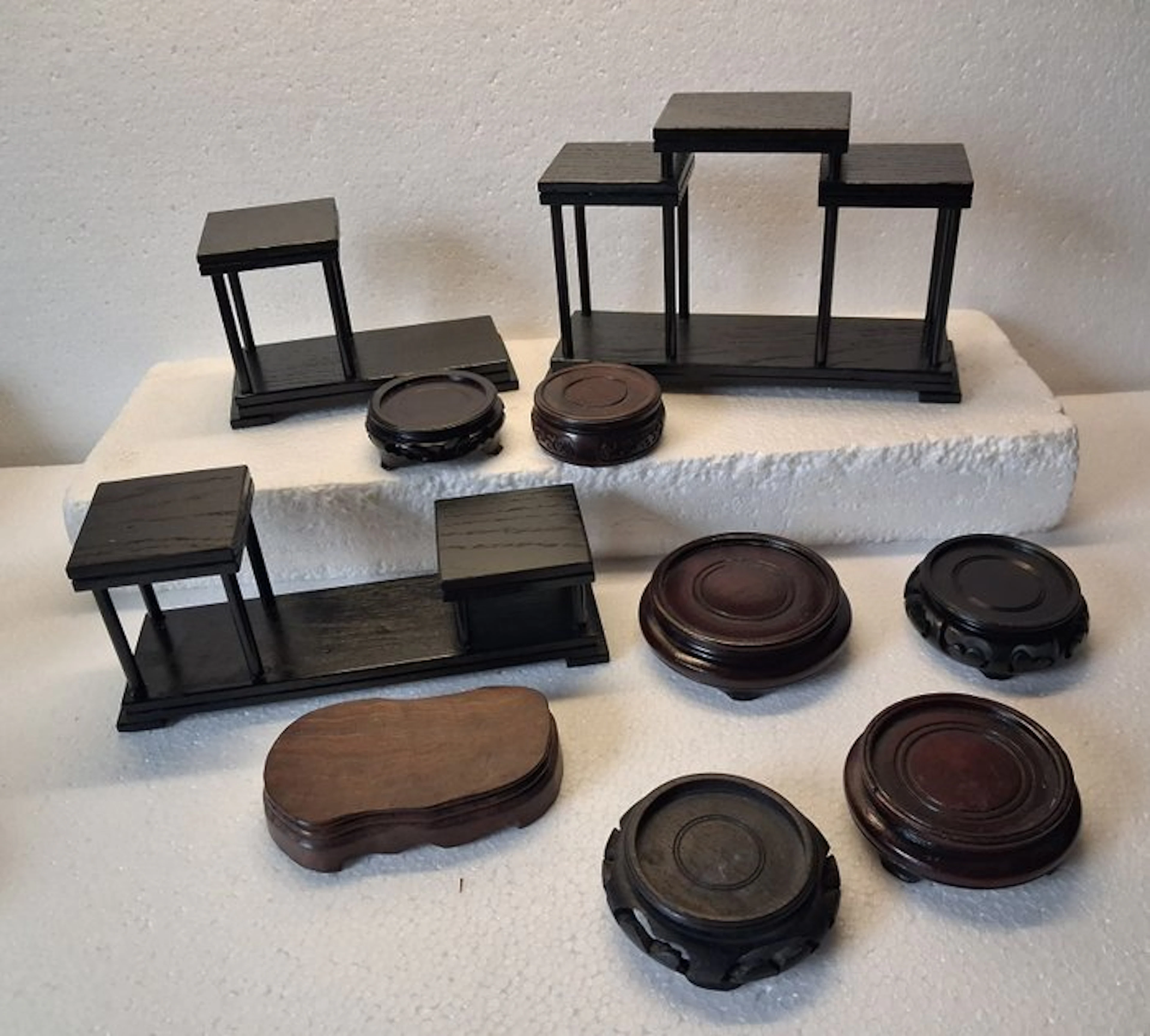 Stand - Wood, 10 diverse displays, stands, coasters - China (No reserve price)