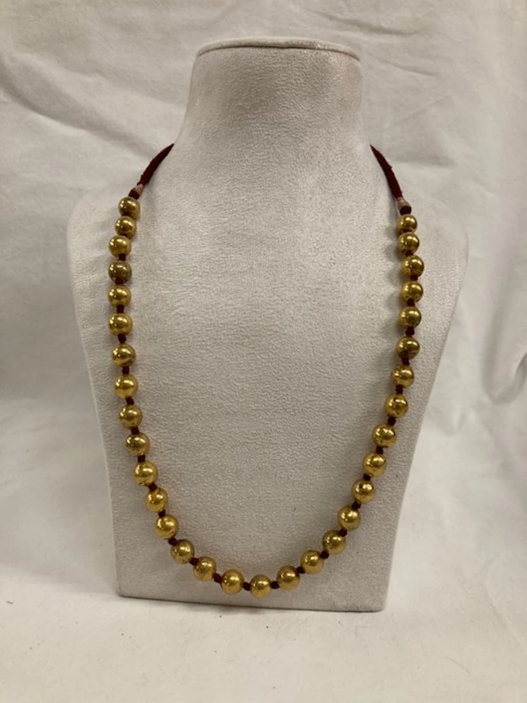 Chain made of wax beads coated with 22k gold. - India - 20th century