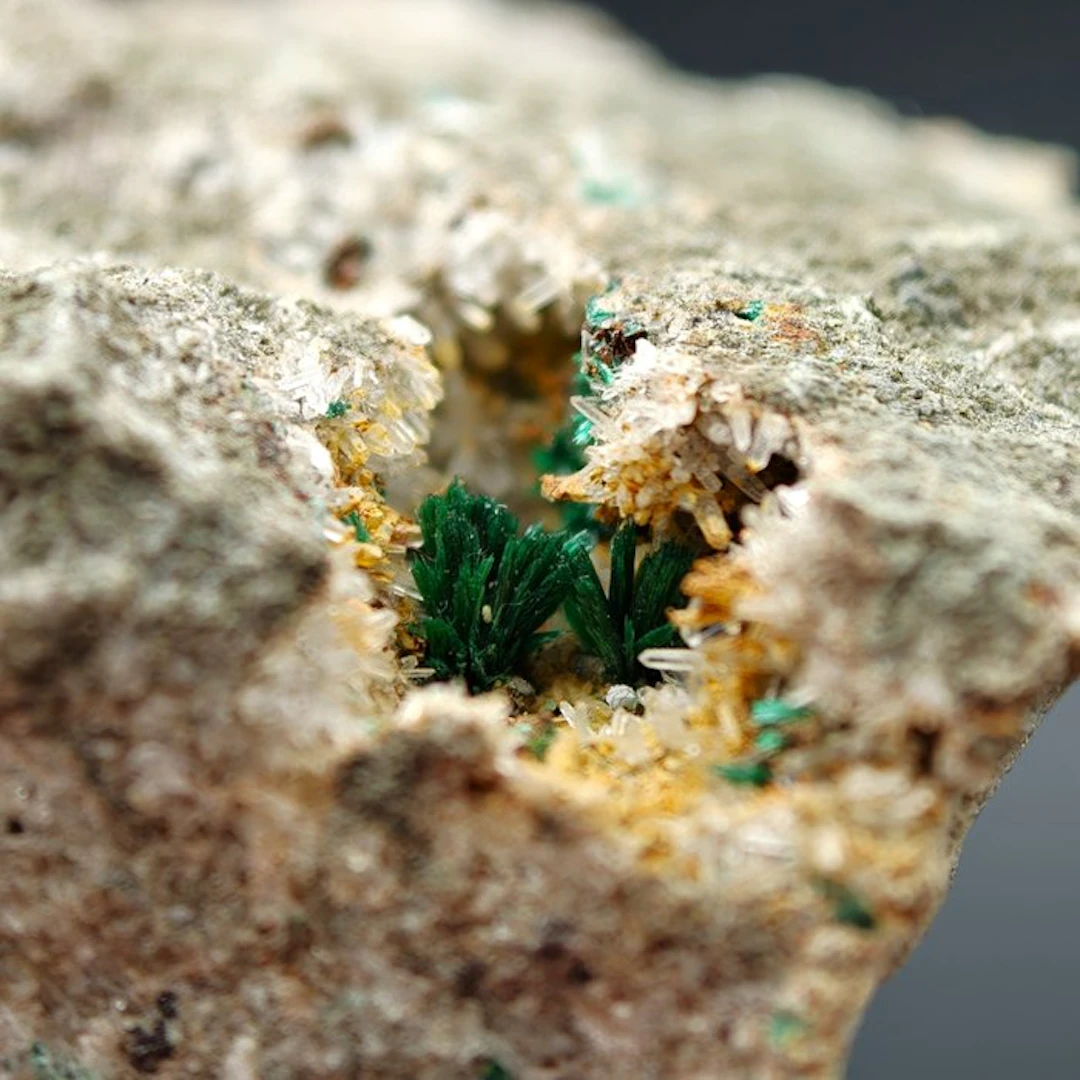 Primary malachite with quartz in geode