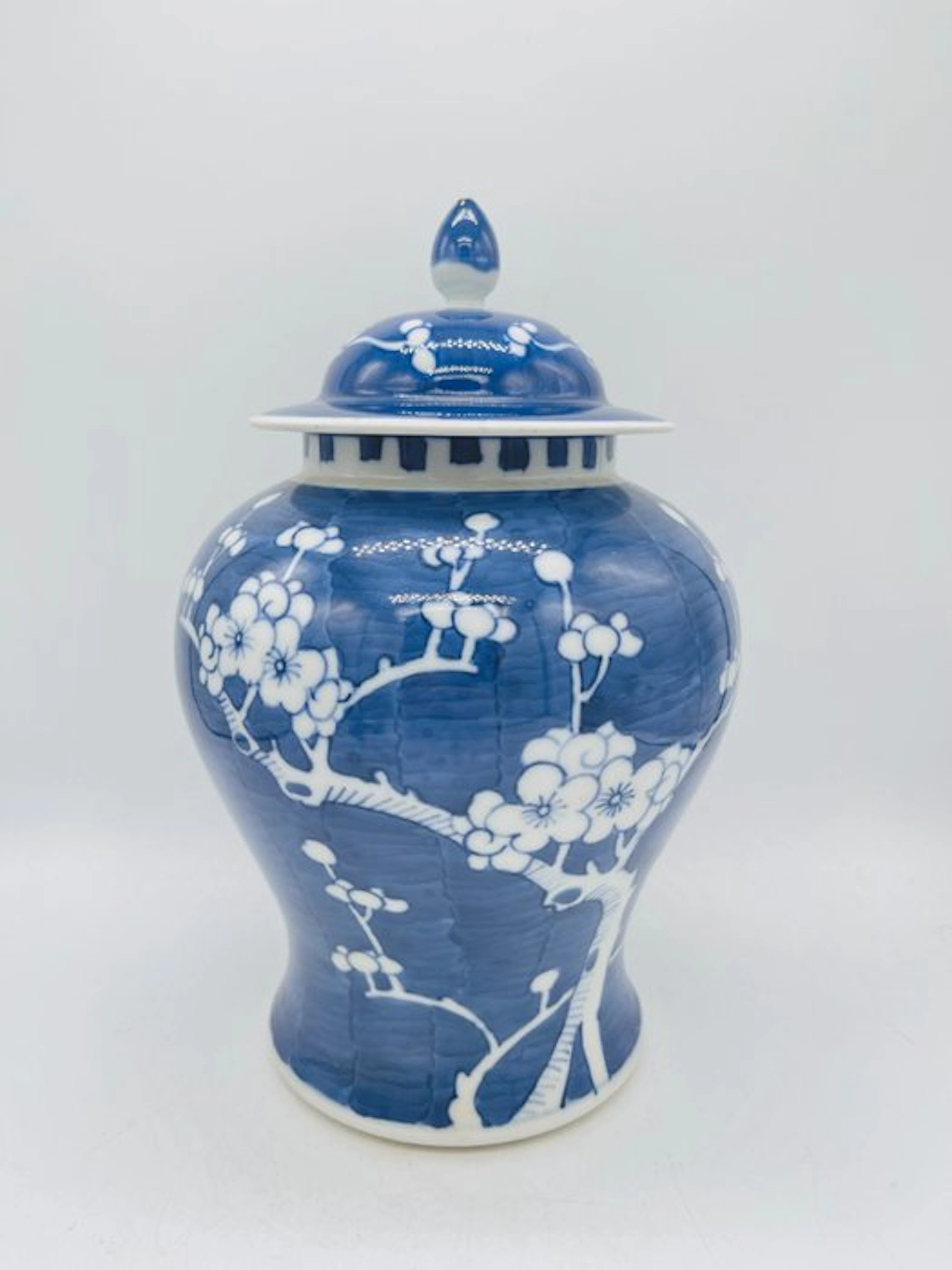 Vase - Porcelain - China - Large prunus vase w. lid (No reserve price)