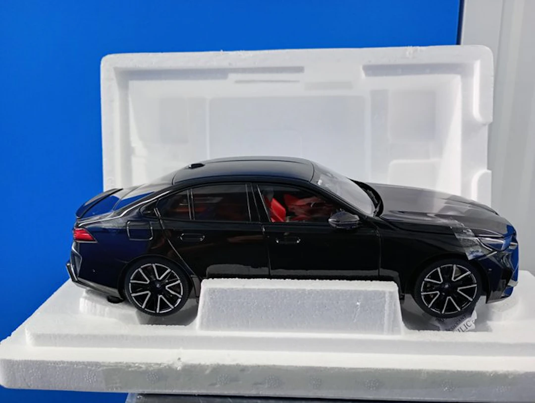 MiniChamps 1:18 - Model sports car - BMW M5 - 2024
