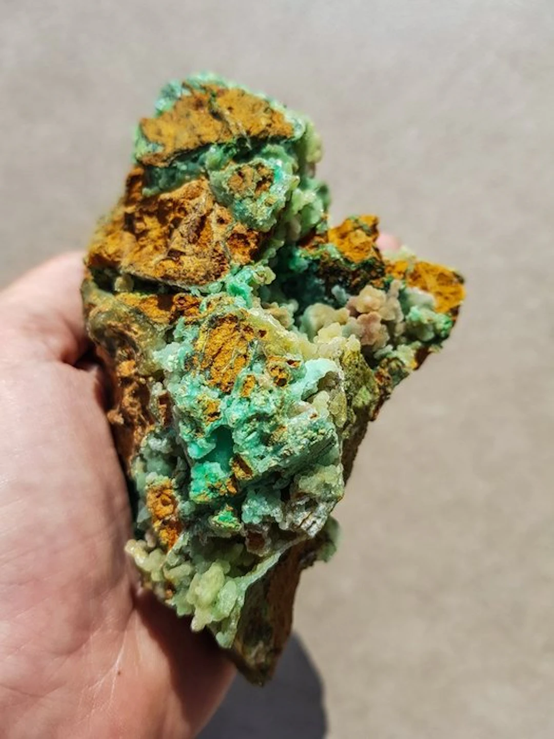 Smithsonite green Crystals - Height: 19.8 cm - Width: 8 cm- 465 g