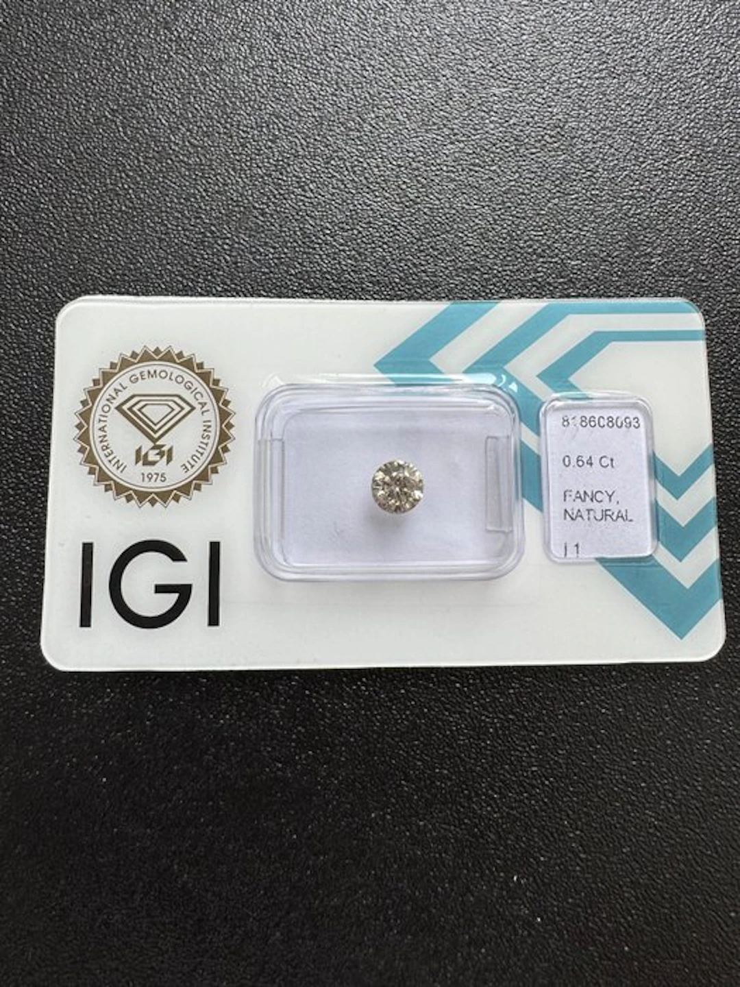 No reserve price - 1 pcs Diamond (Natural coloured)...