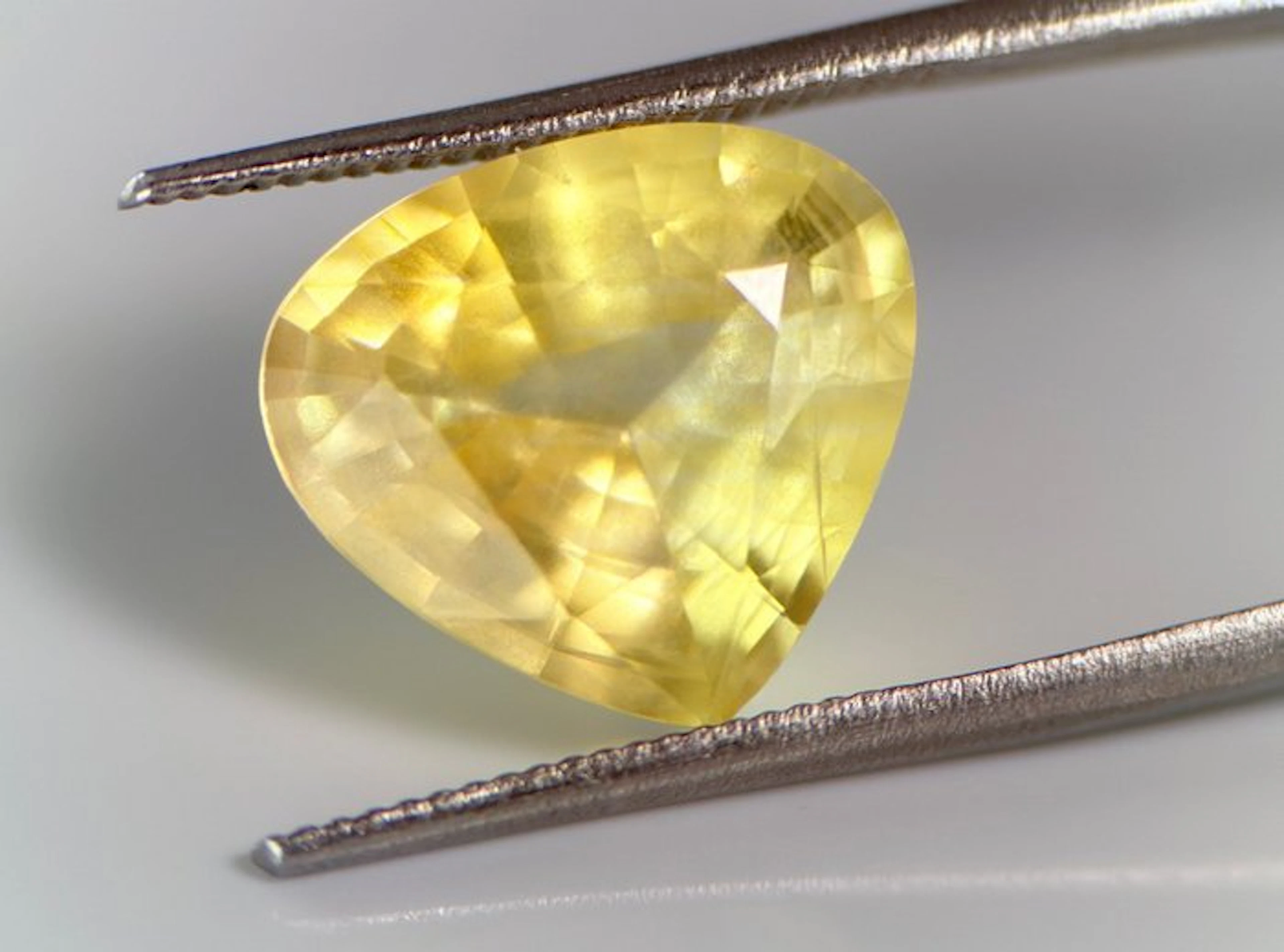 Yellow Sapphire - 5.55 ct - Gem research Swiss Lab (GRS) - Sri Lanka