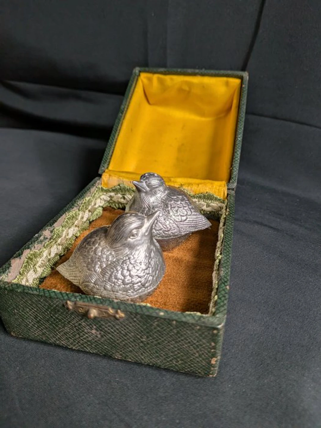 Salt and pepper shakers (2) - sparrows - Silverplated