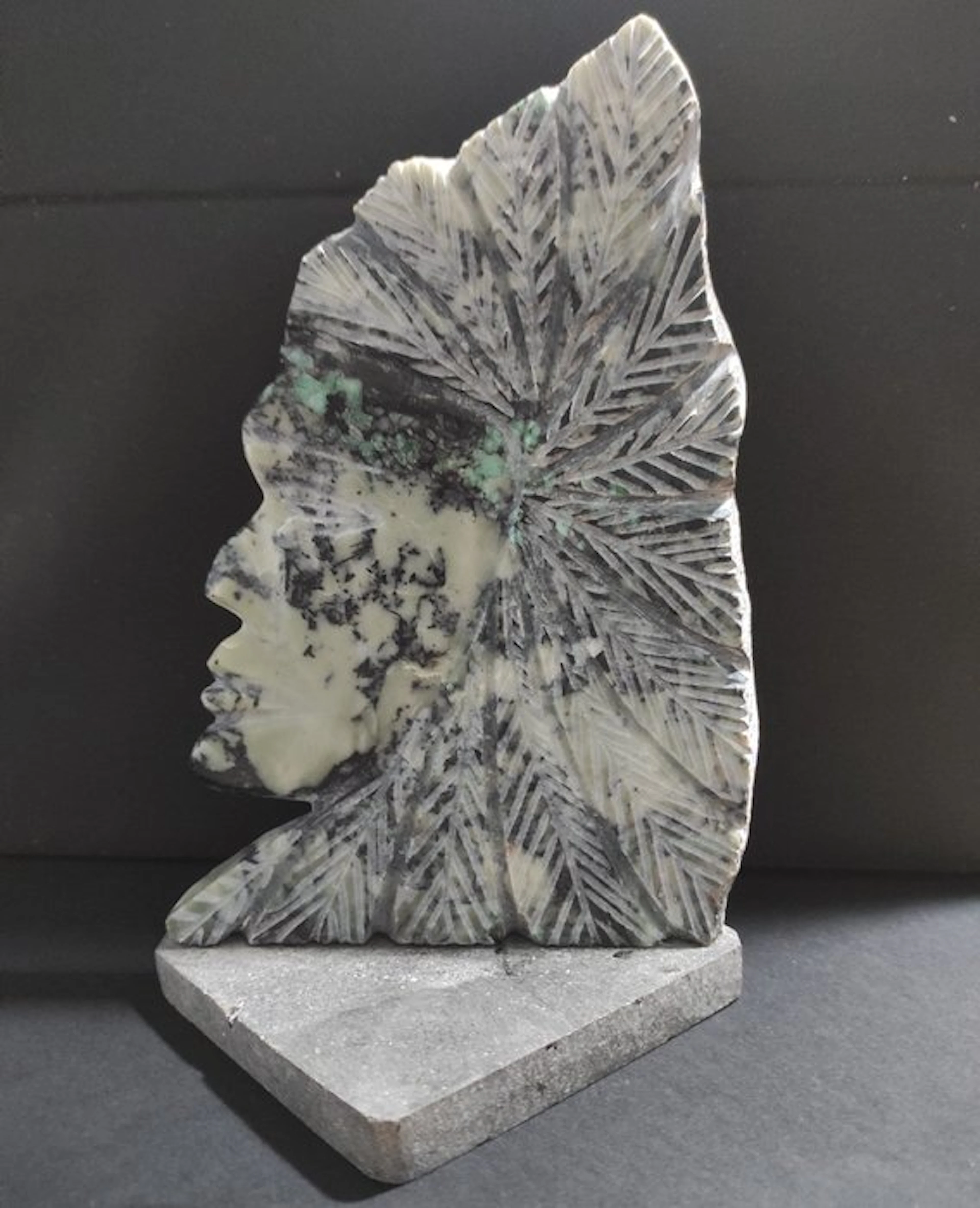 Emerald Indian face - Height: 22 cm - Width: 10 cm- 1100 g - (1)