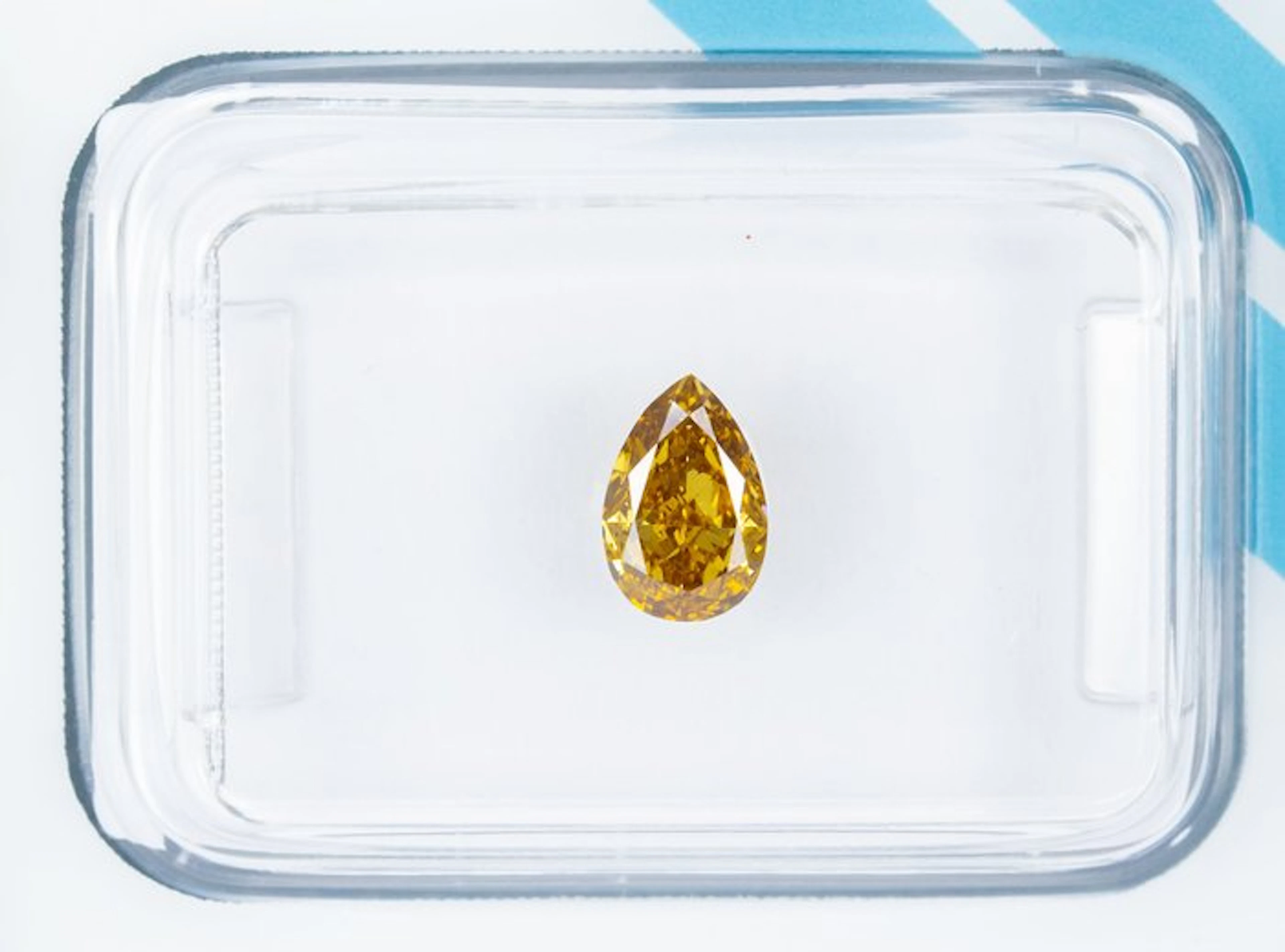 No reserve price - 1 pcs Diamond (Natural coloured)...
