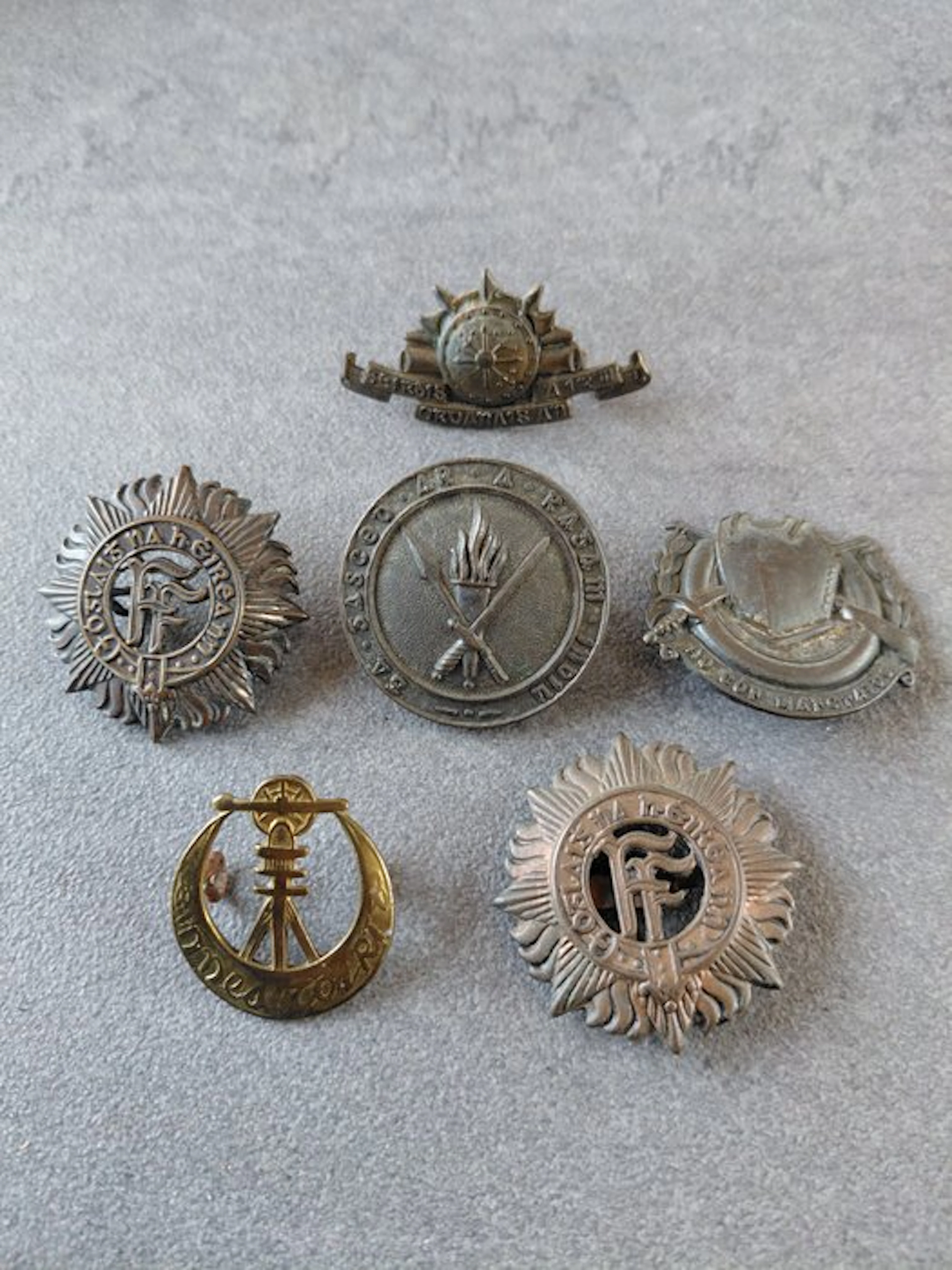 Ireland - Military uniform - Collection of insignia for...