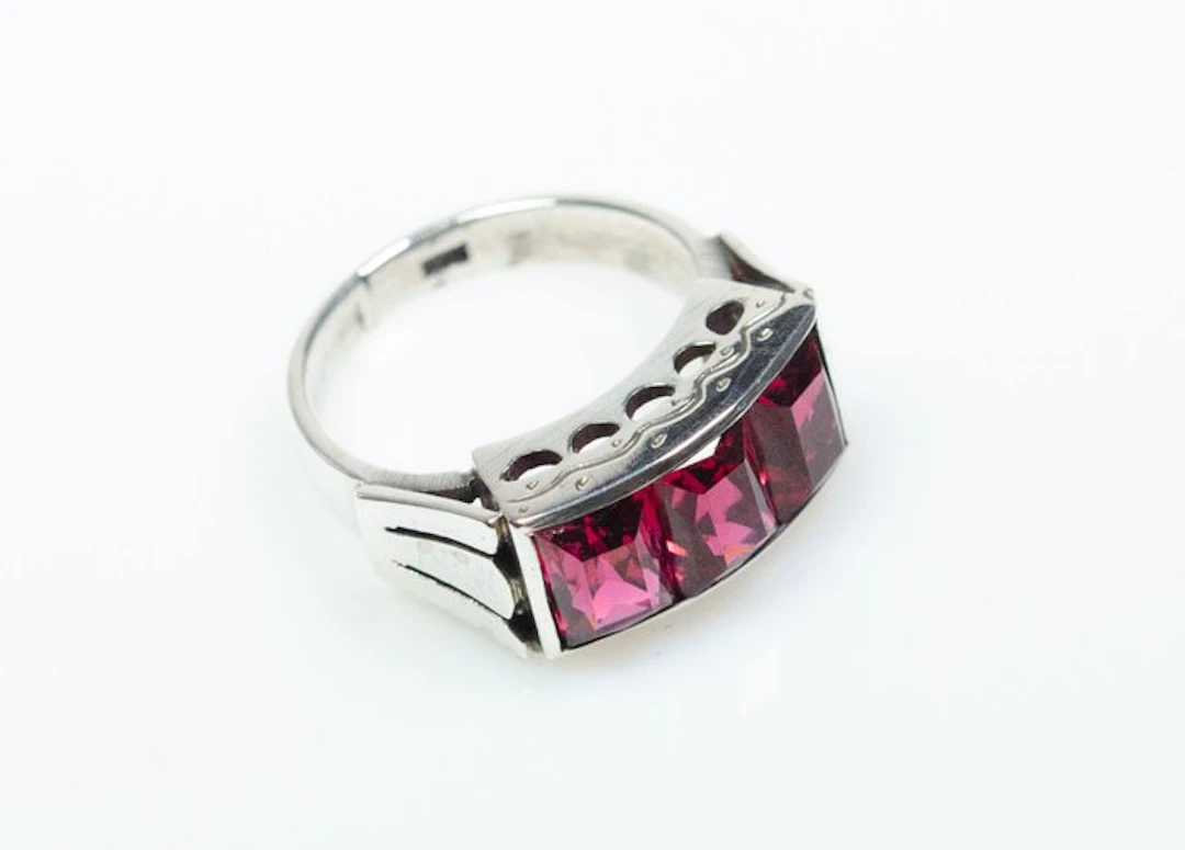 - 835 Silver - Ruby glass - Ring