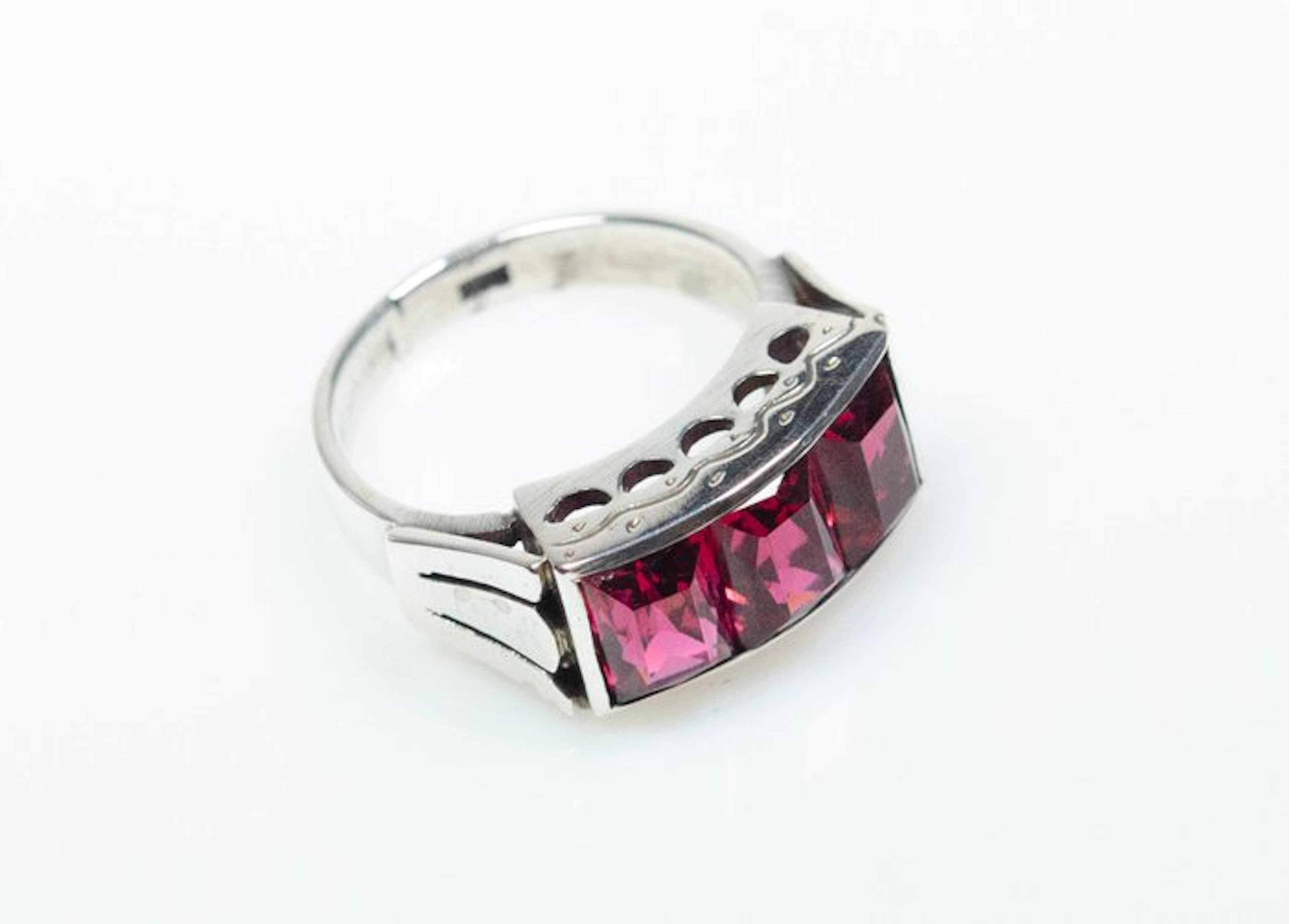 - 835 Silver - Ruby glass - Ring
