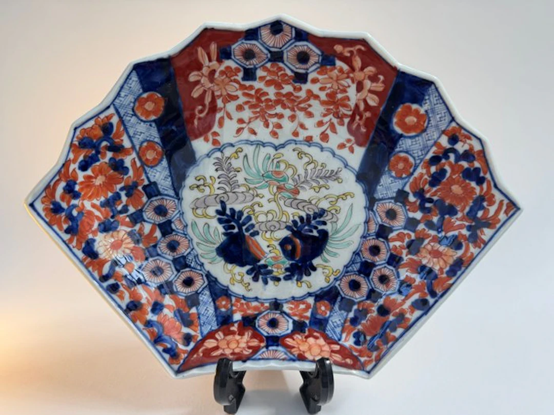 Serving plate - Porcelain - Meiji Imari, 扇面形皿