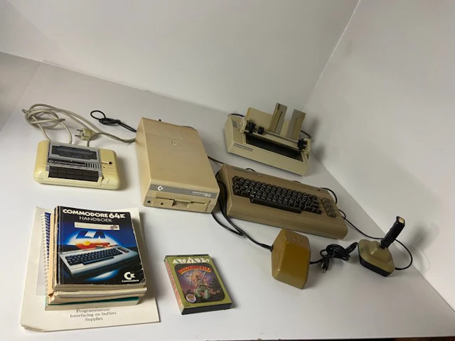 Commodore - Commodore 64 - Commodore 64 uitgebreide set - Video game console