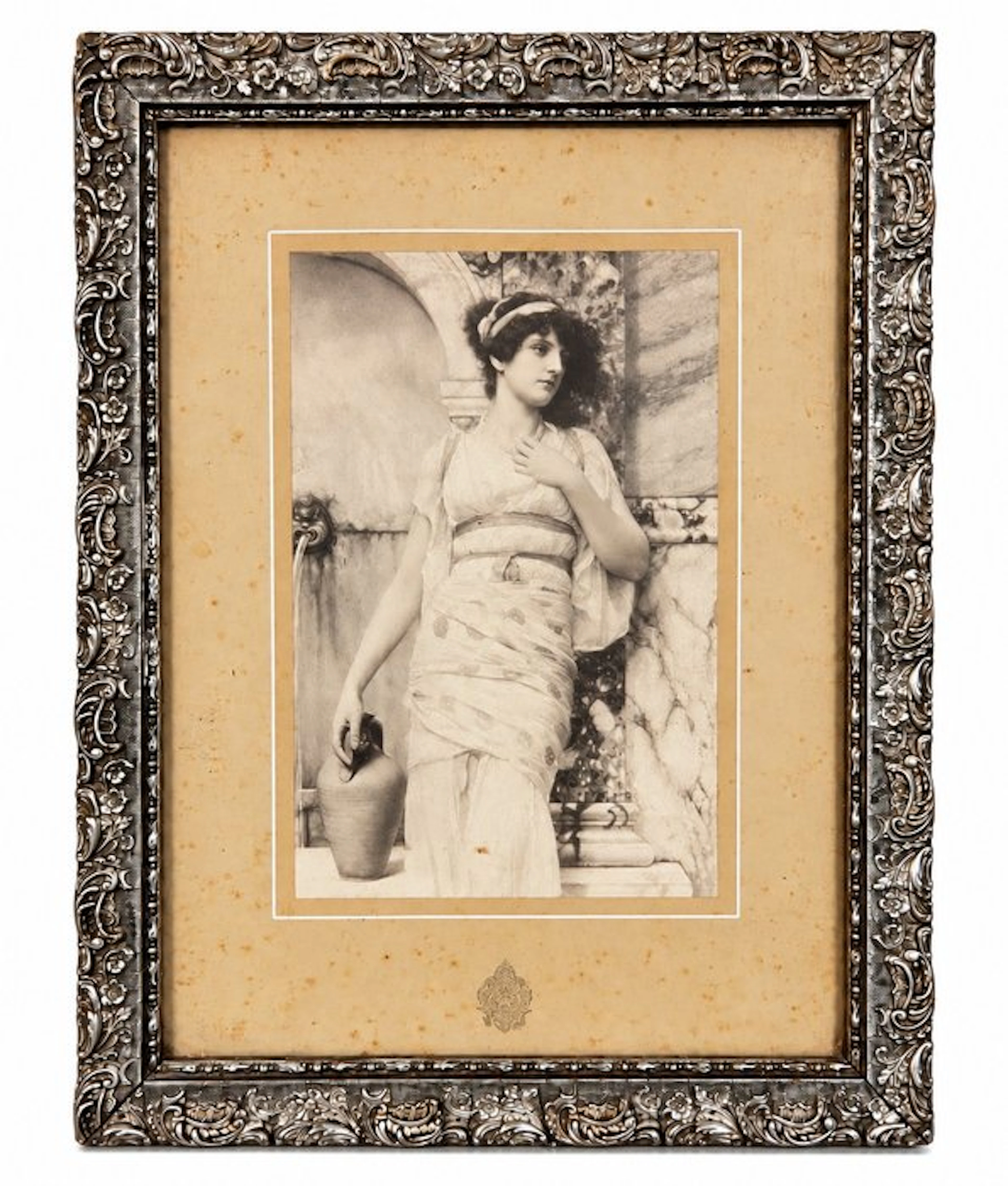 inconnu - Photogravure ancienne – Jeune femme à l’amphore...
