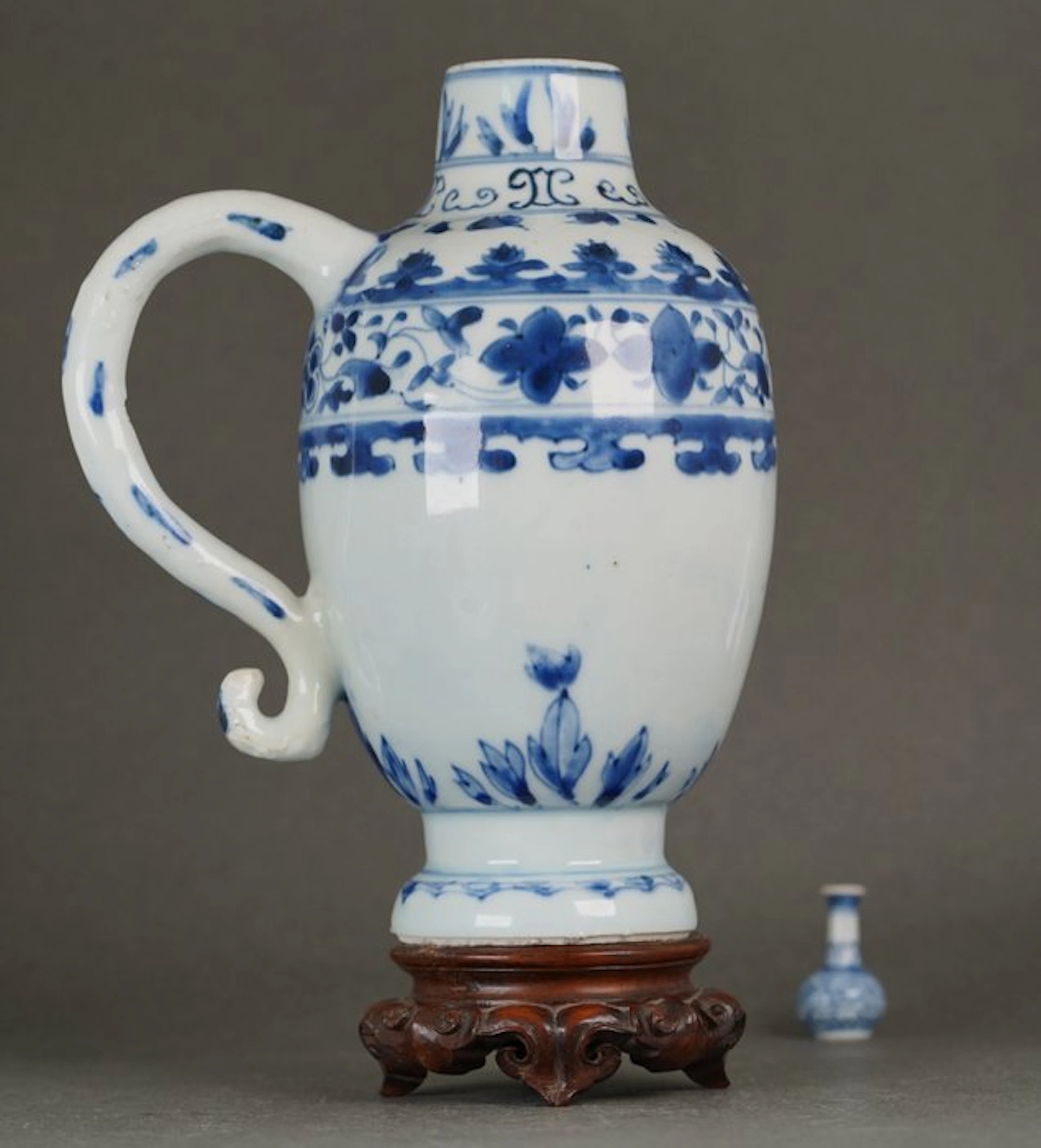 Chongzhen (1627-1644) - Ewer - Large! - Floral and Leaf Borders