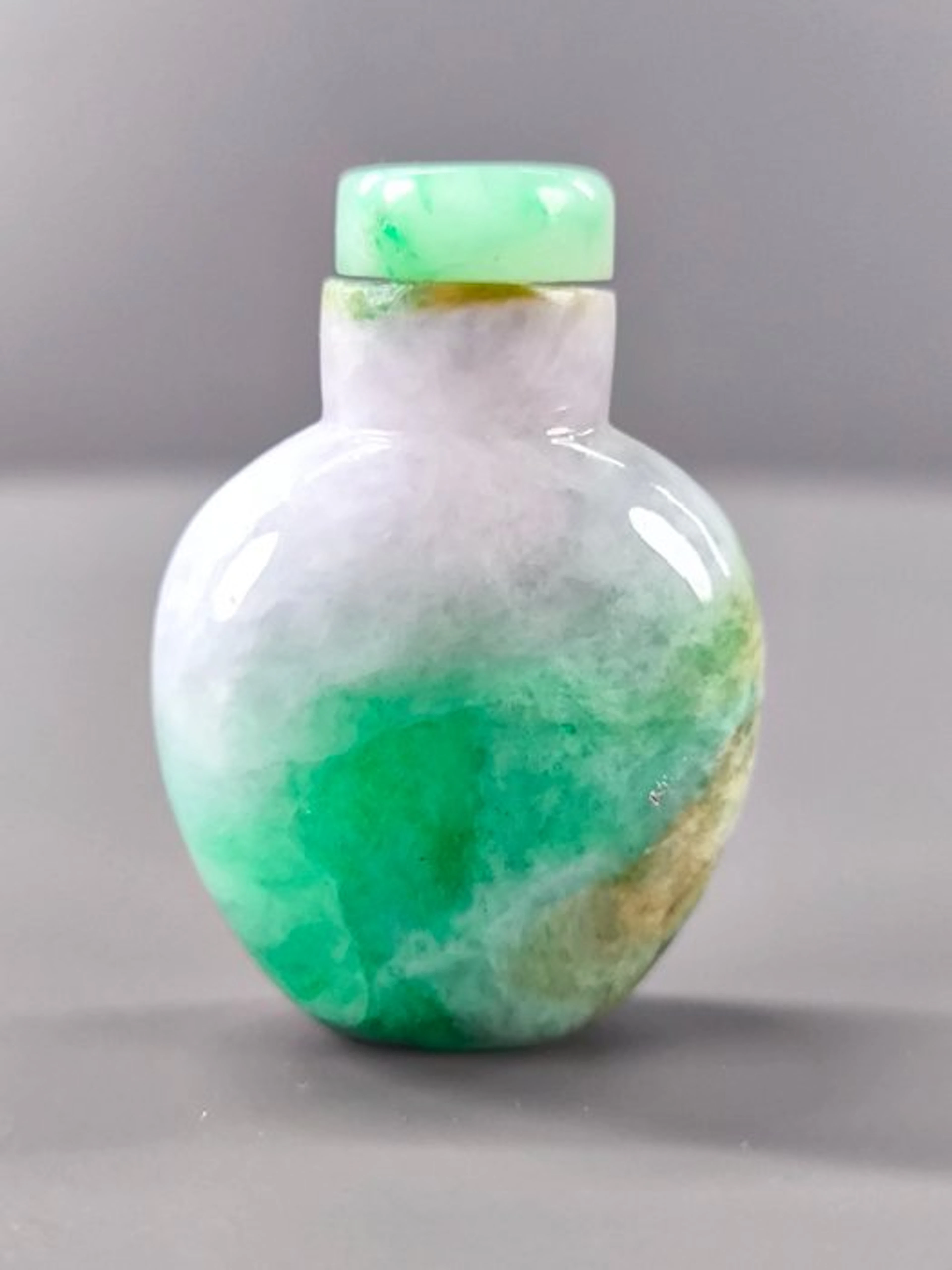 chine Rare Chinese snuffbox in polychrome jadeite