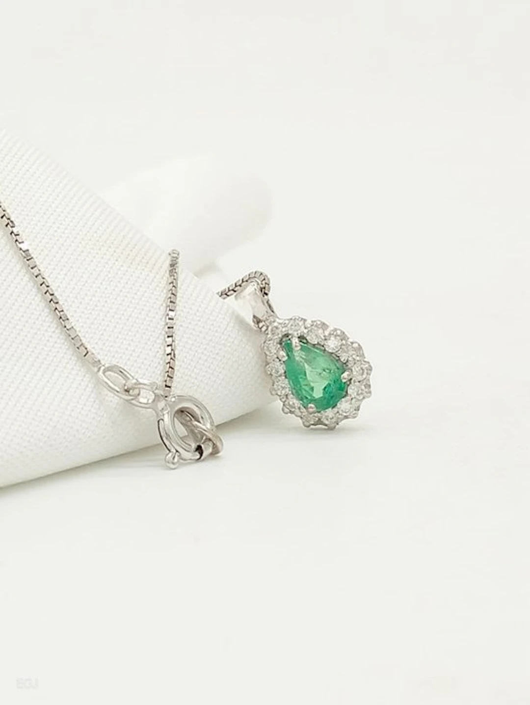 No reserve price - Necklace with pendant - 18 kt. White gold Emerald - Diamond