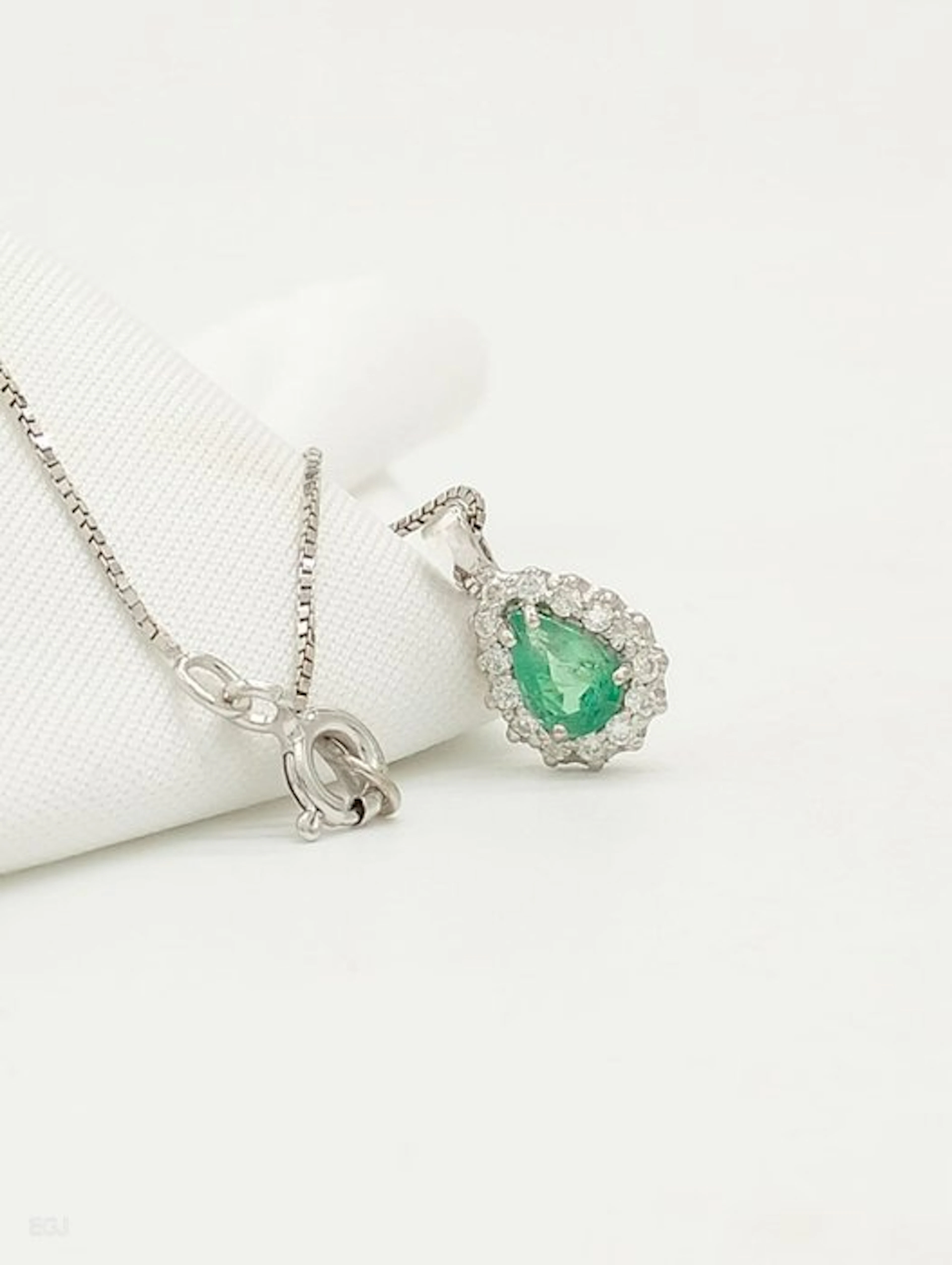 No reserve price - Necklace with pendant - 18 kt. White gold Emerald - Diamond