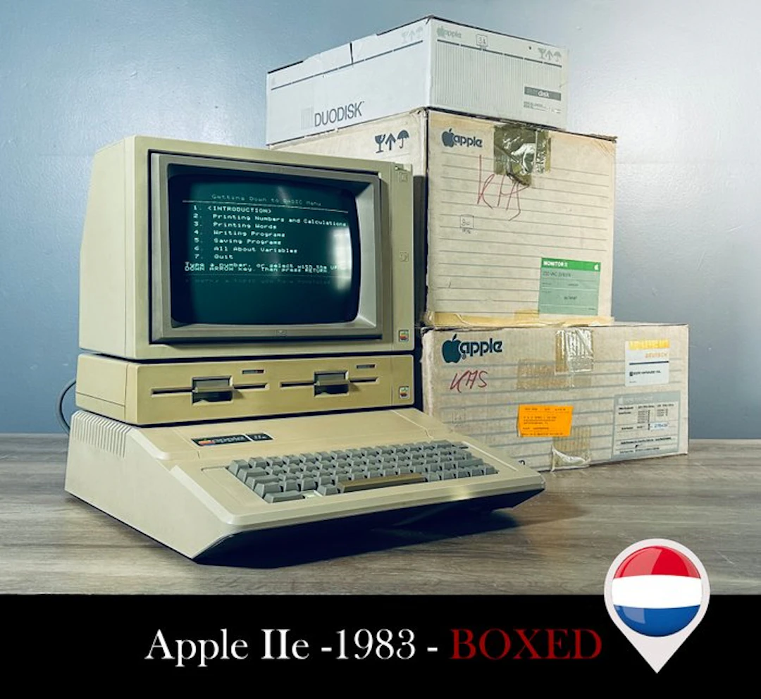 Apple IIe + Apple Monitor II + Apple DUO Disk Drive...