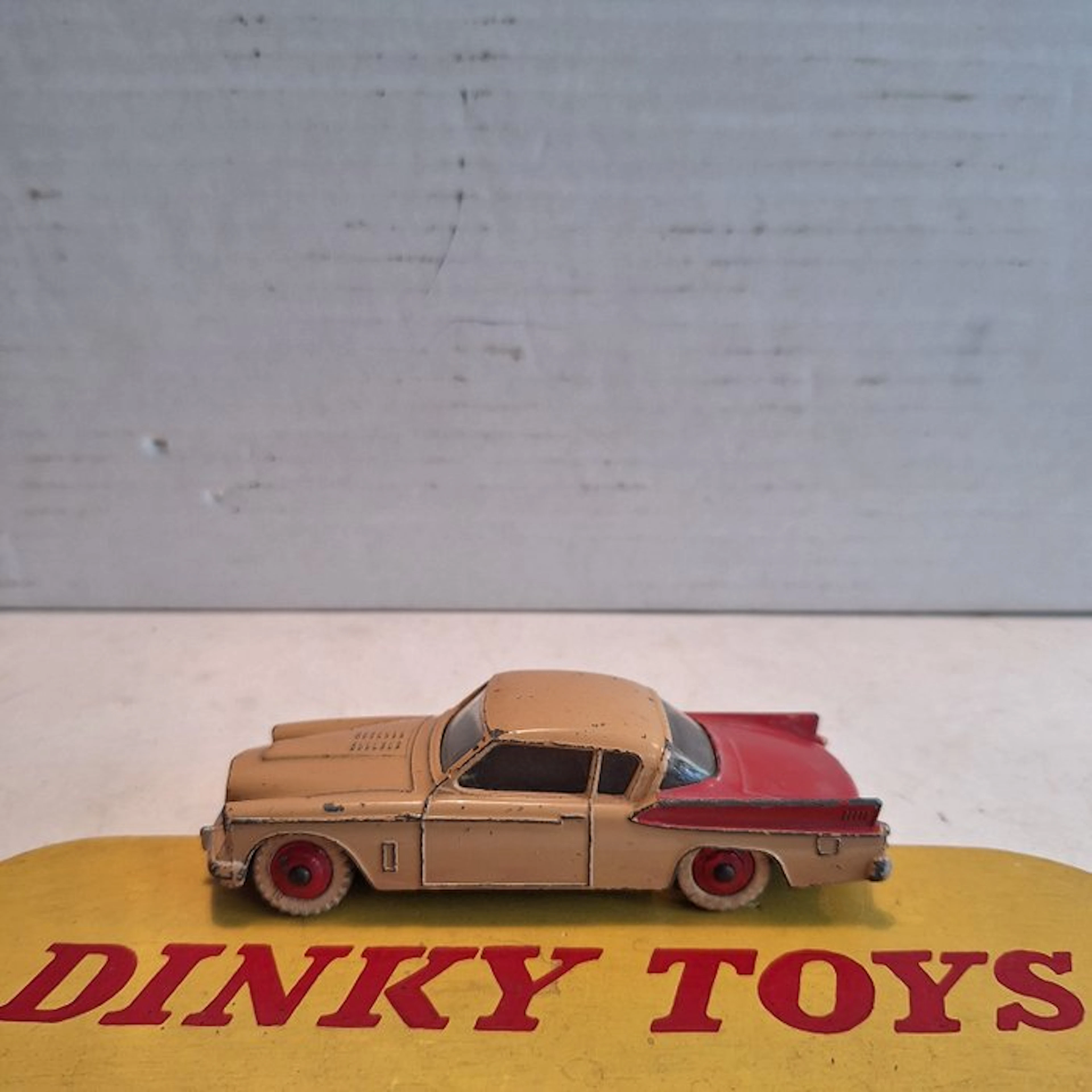 Dinky Toys 1:43 - Model car - Dinky Toys - Studebaker