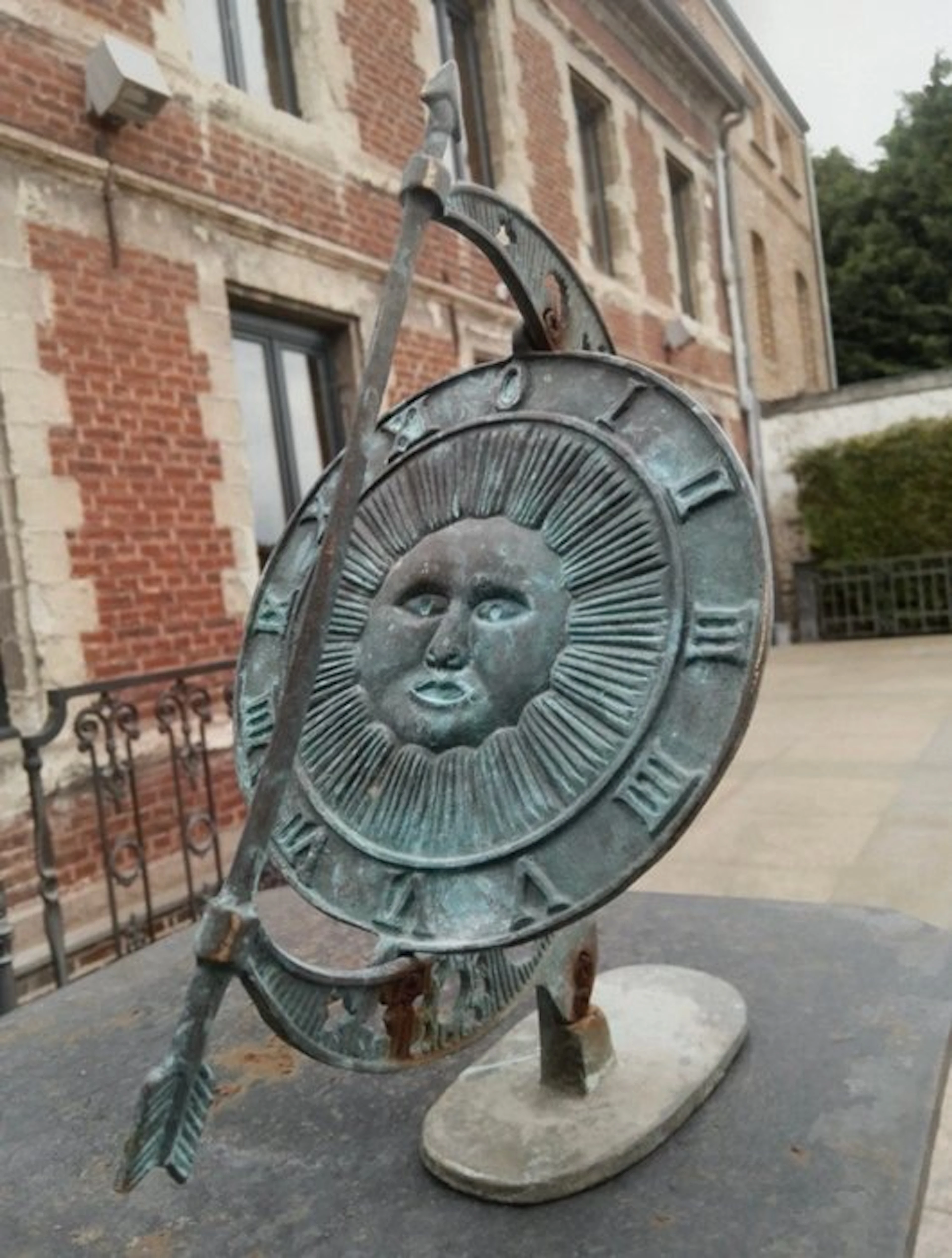 Figure - Bronze tabletop sundial with the Sun's face.