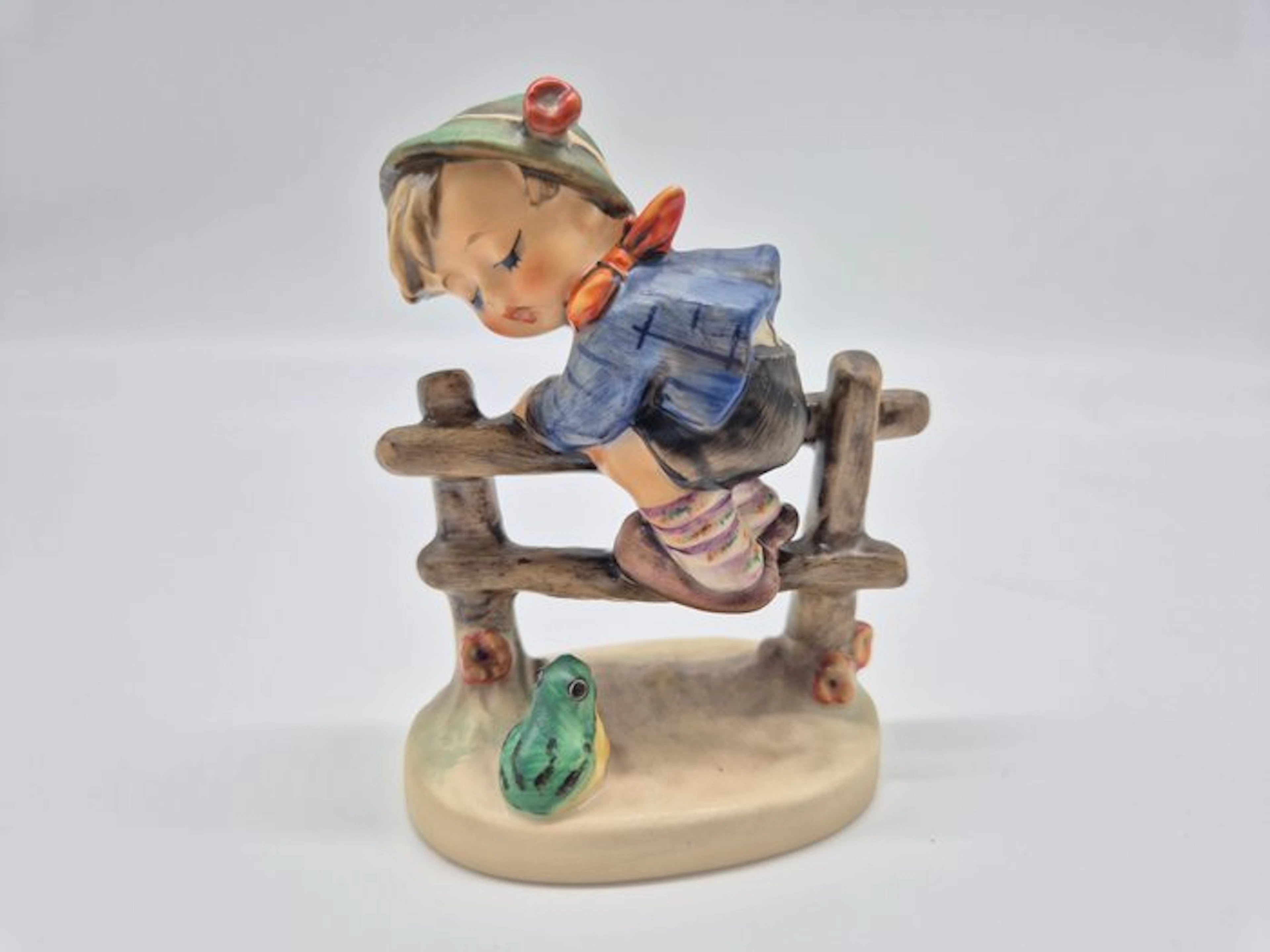 Goebel - Figure - Hummel Figur Retreat to Safety - Porcelain