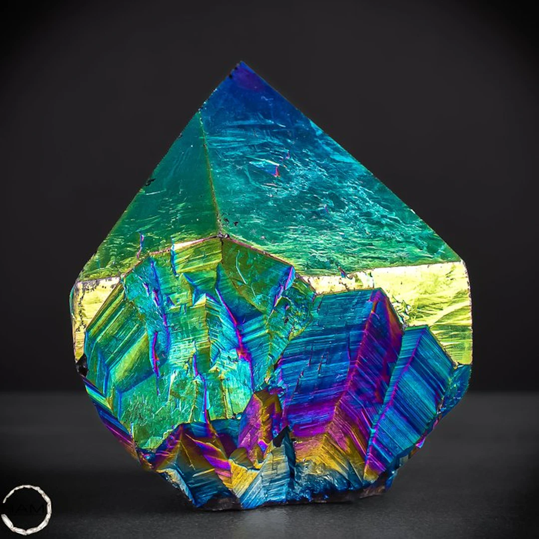 Aura-Amethyst-Spitze – fascinating play of colors in...