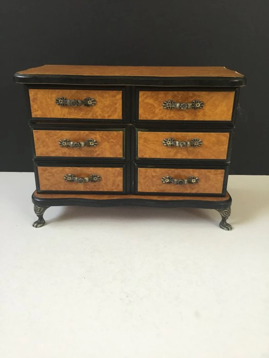 Op leeuwenpootjes - Jewellery box - Wood